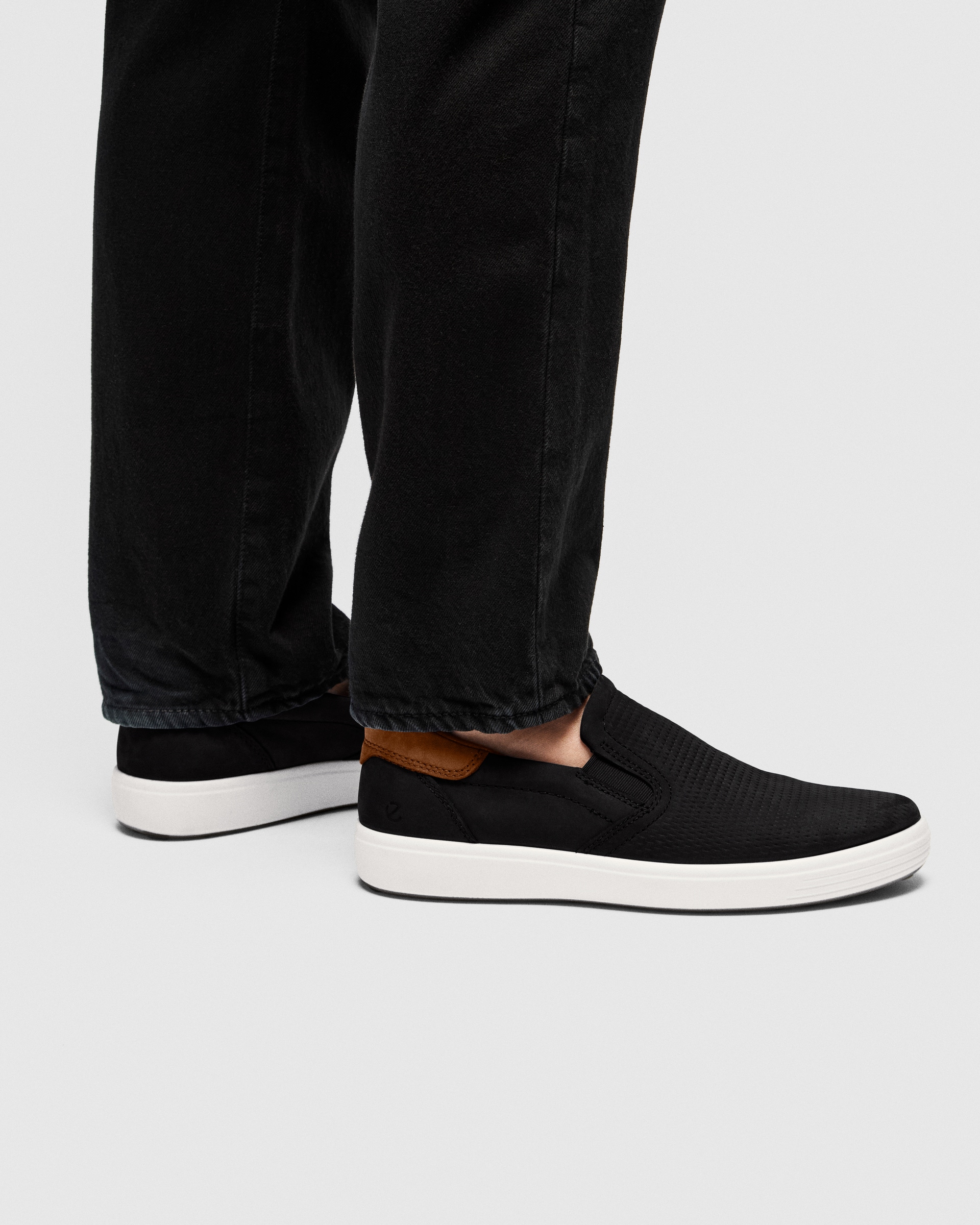 ECCO® Soft 7 nahast vabaajajalats meestele - Must - Lifestyle image-1