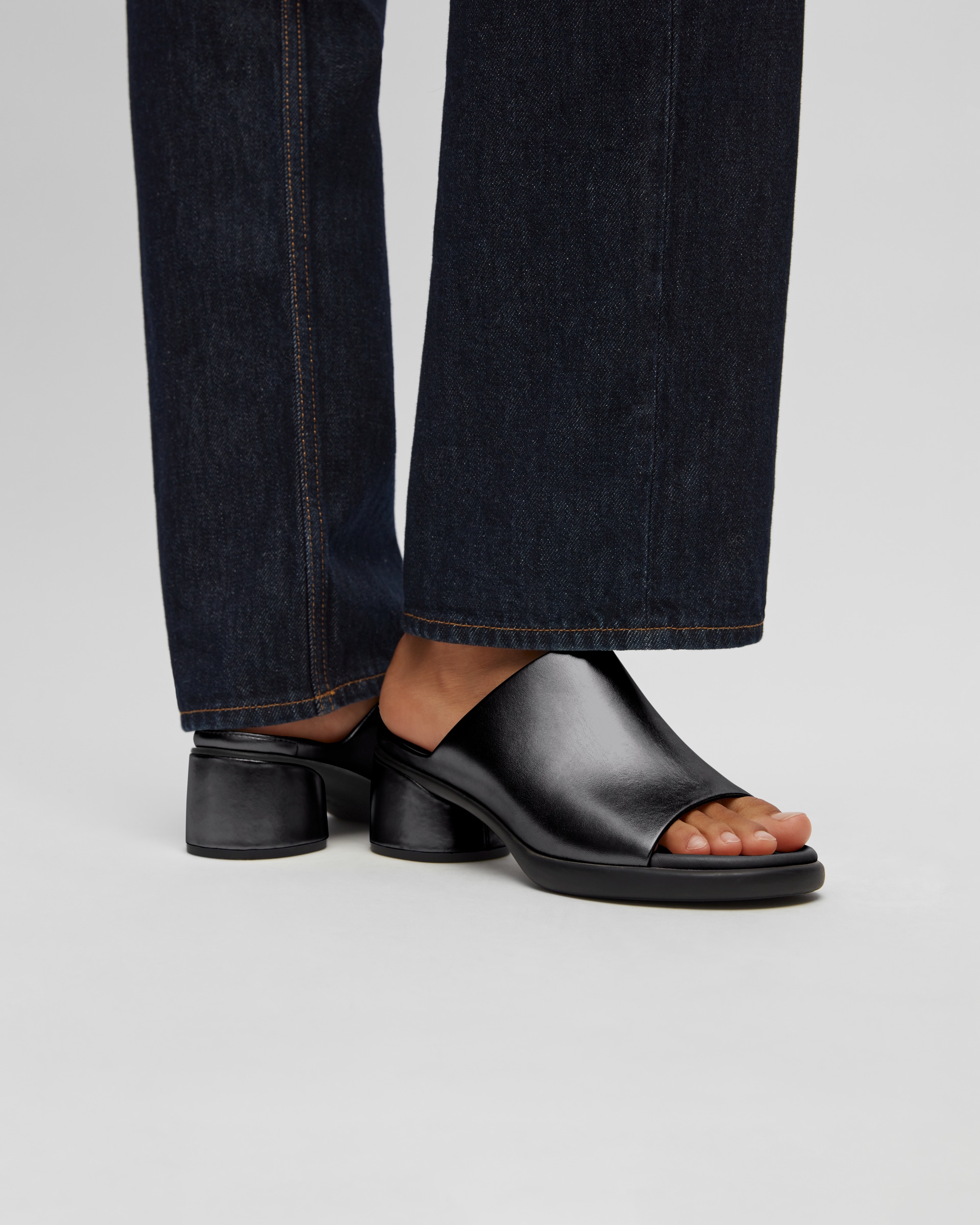 Dámske kožené papuče  ECCO® Sculpted Sandal LX 35 - Čierna - Lifestyle image-1