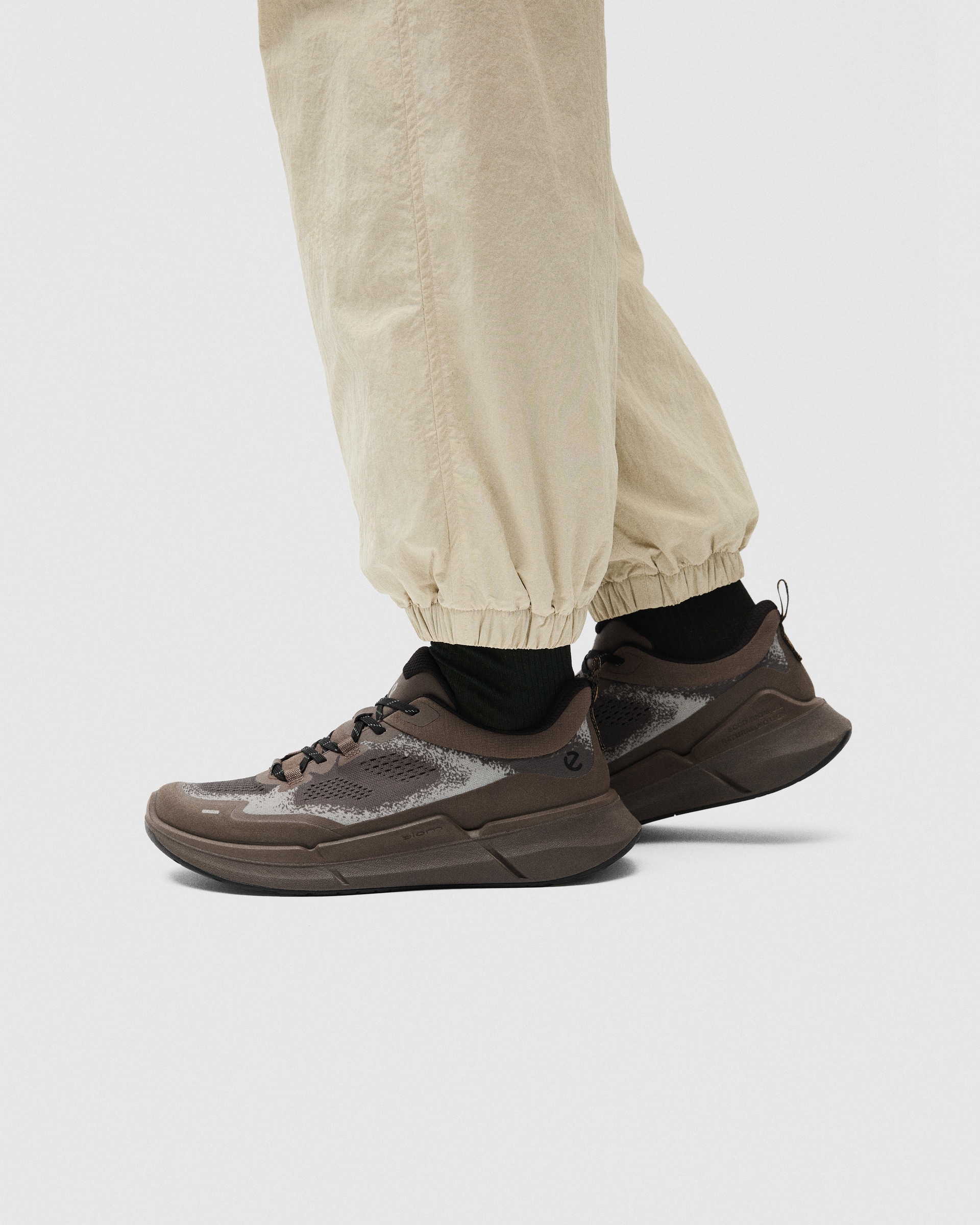 Pánske textilné tenisky ECCO® BIOM 2.2 - Sivá - Lifestyle image-1