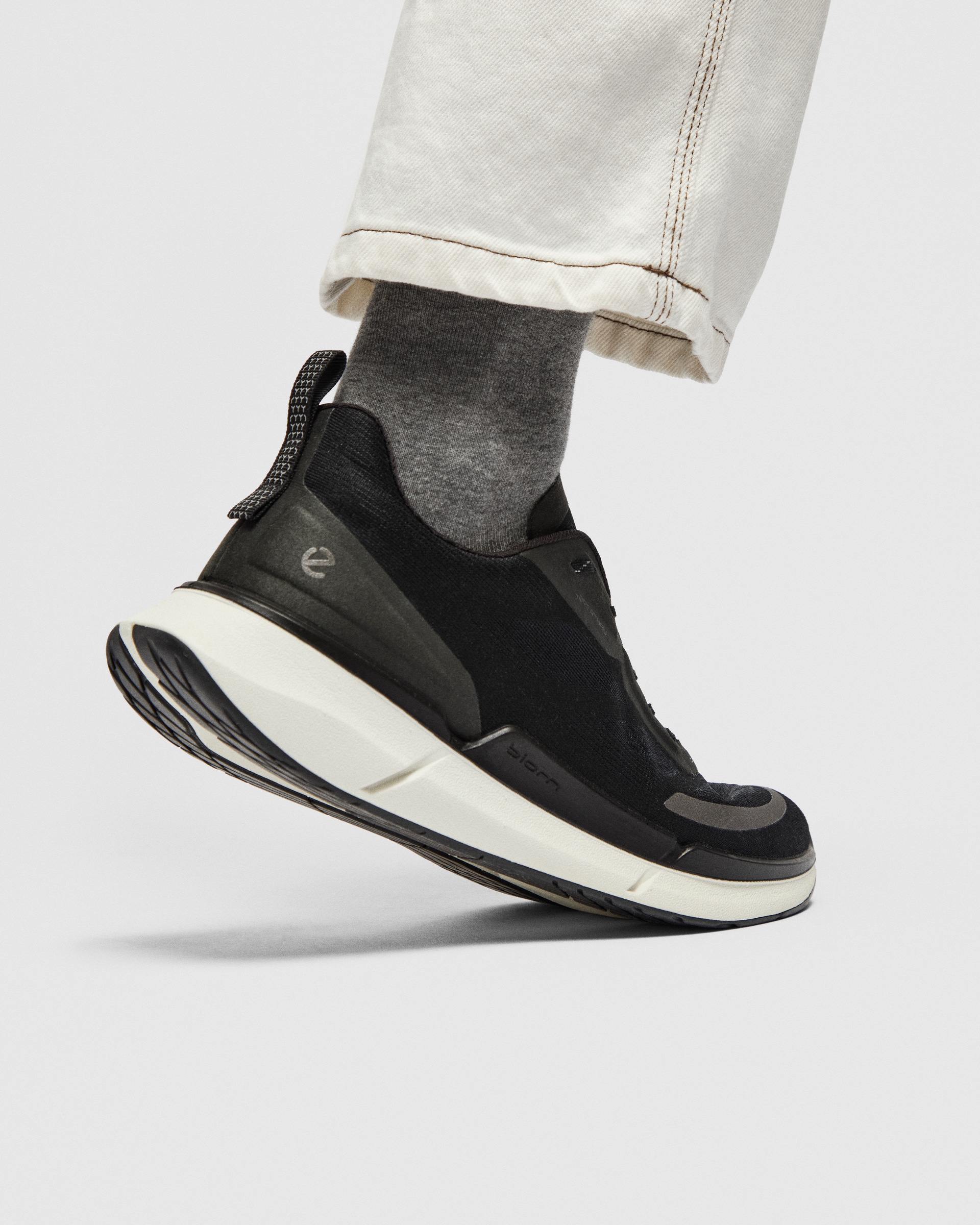 Pánske textilné tenisky ECCO® Biom 2.2 - Čierna - Lifestyle image-1