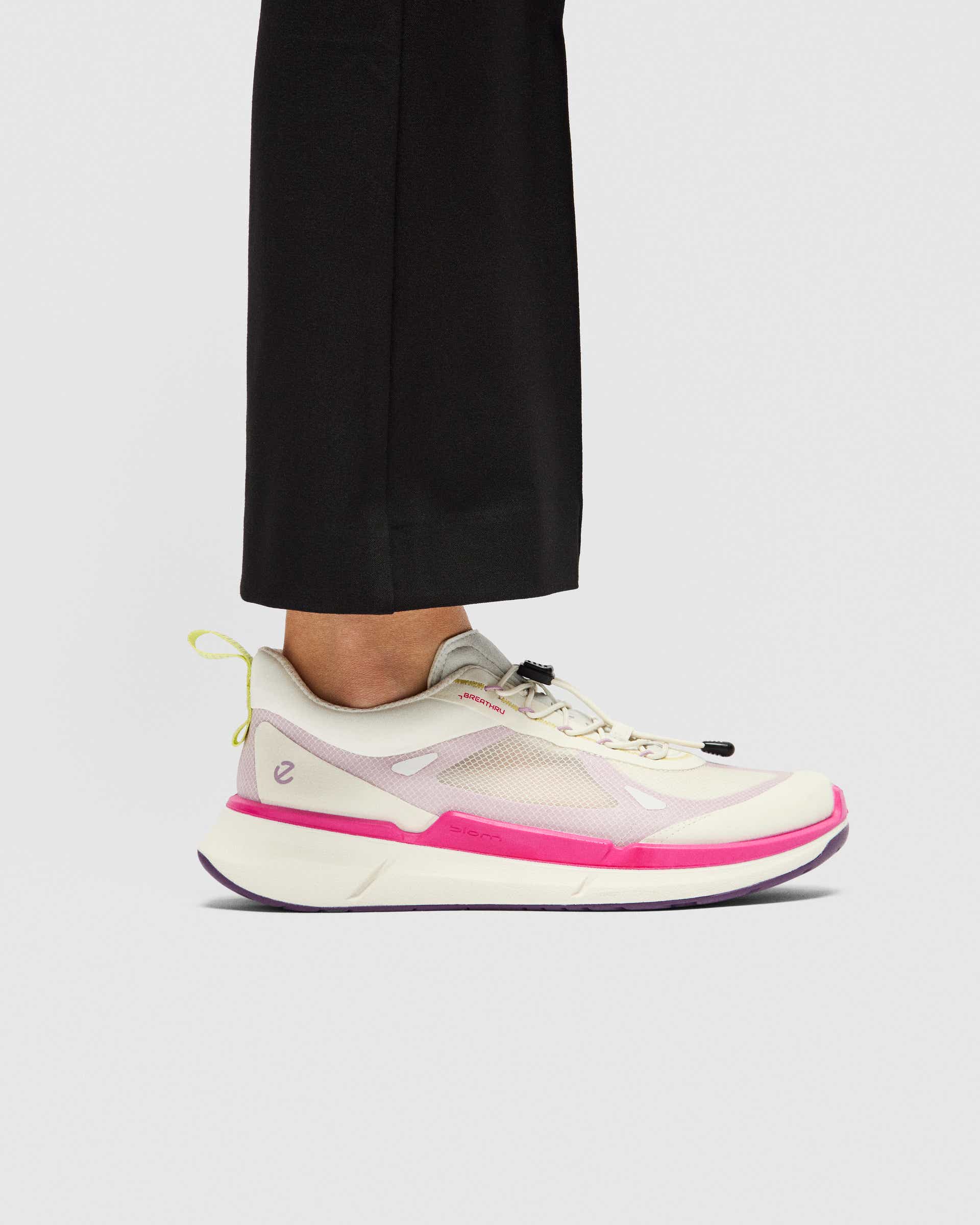 Ténis têxtil mulher ECCO® BIOM 2.2 - Branco - Lifestyle image-1