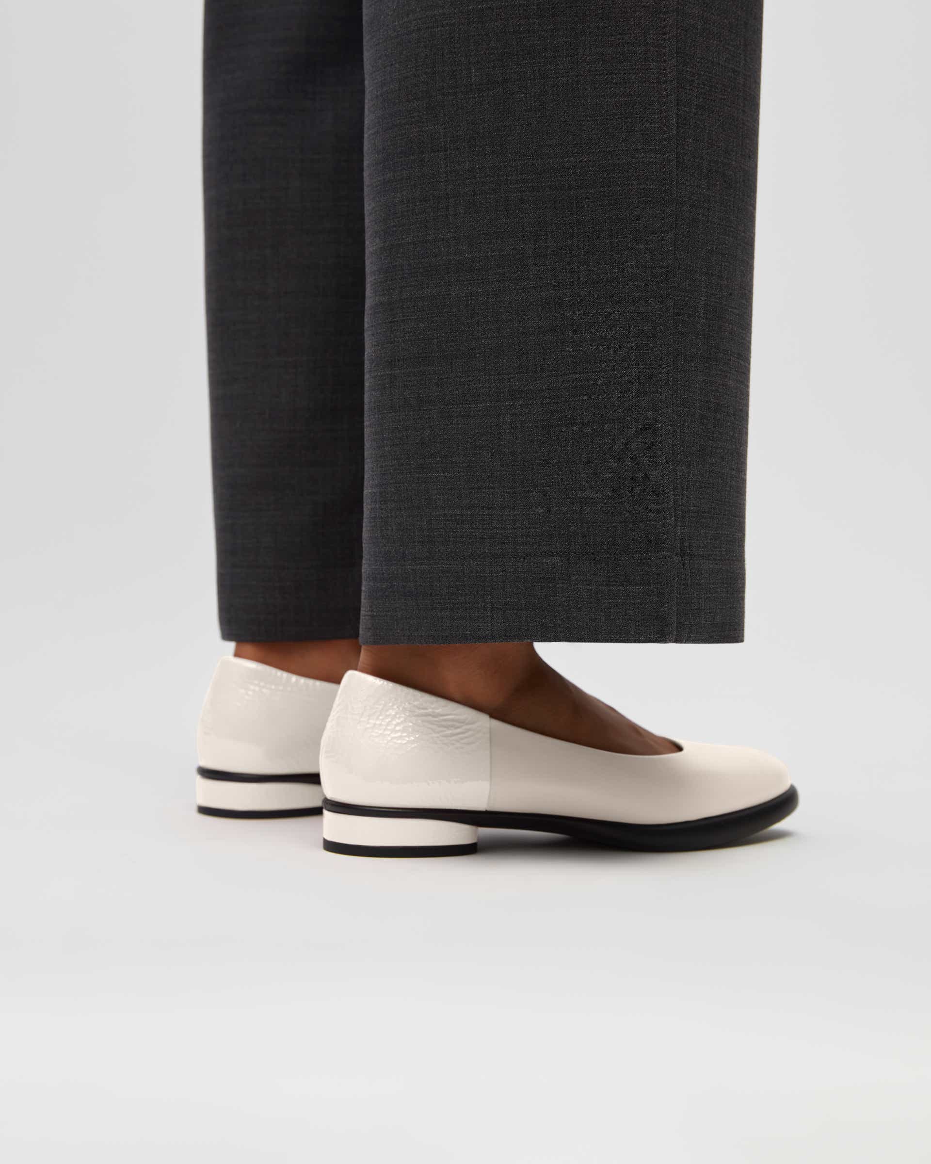 ECCO® Sculpted LX ballerines en cuir pour femme - Beige - Lifestyle image-1