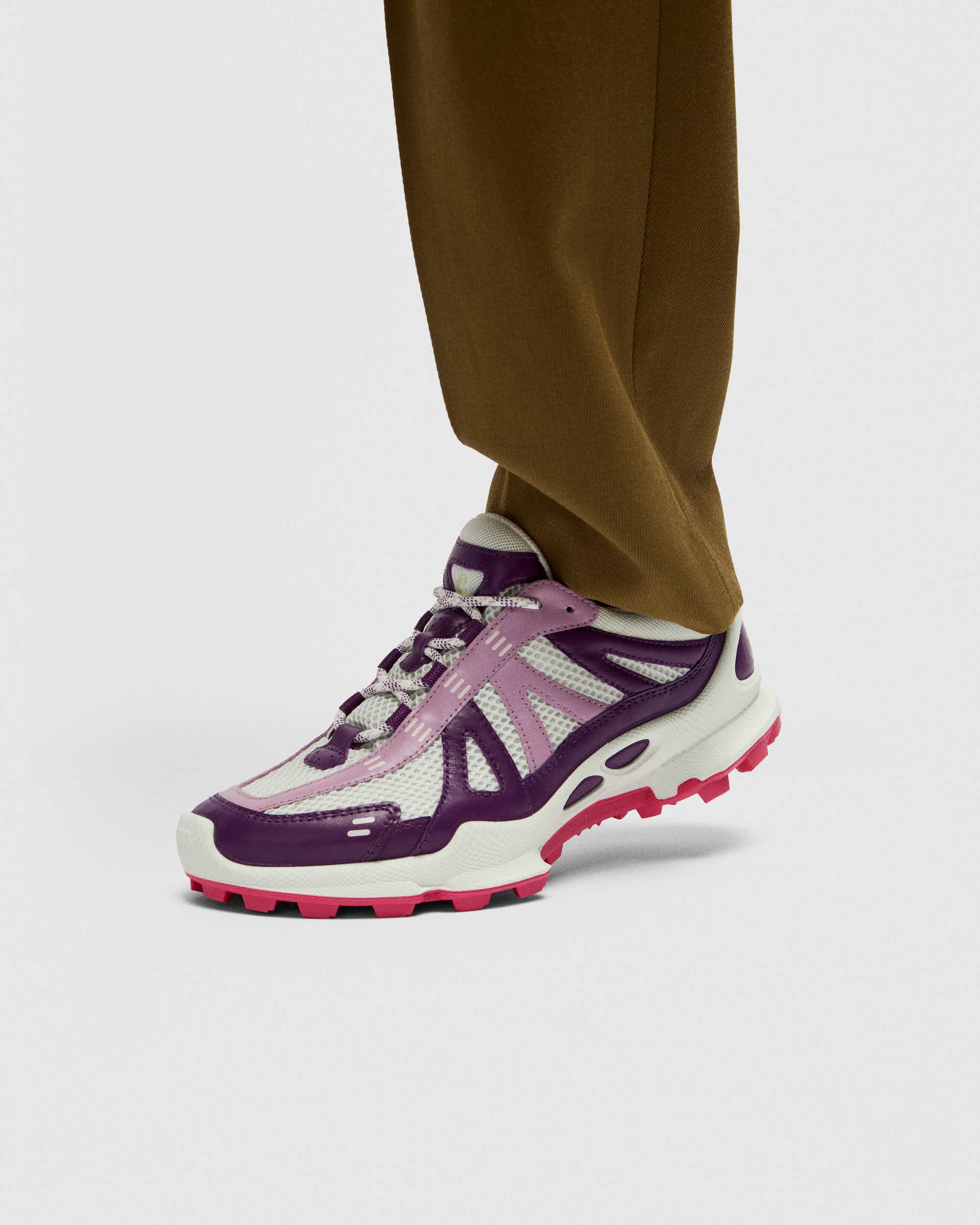 ECCO® BIOM C-Trail nahast spordi- ja vabaajajalats naistele - Lilla - Lifestyle image-1