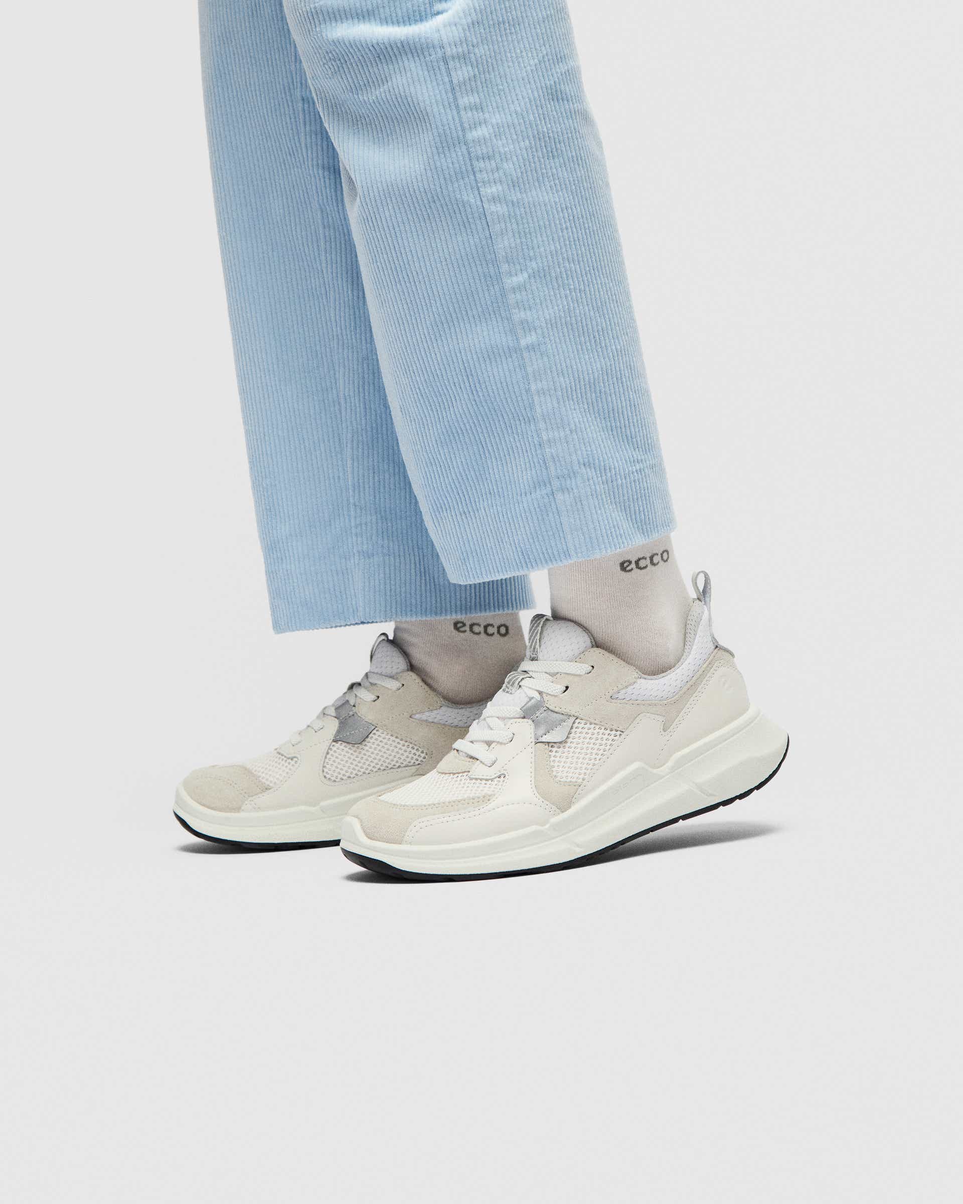 ECCO® BIOM 2.2 seemisest vabaajajalats lastele - Valge - Lifestyle image-1