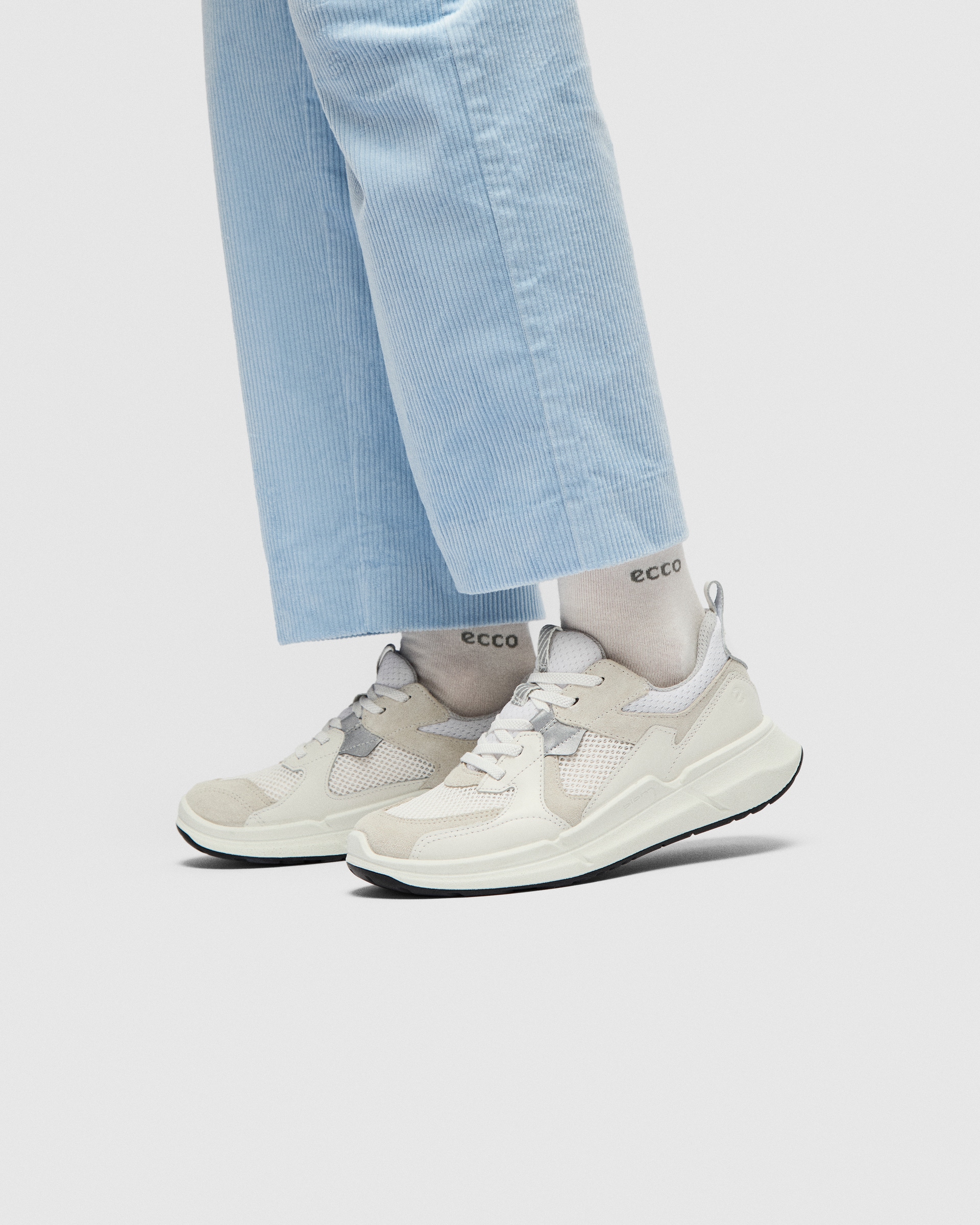 ECCO® BIOM 2.2 seemisest vabaajajalats lastele - Valge - Lifestyle image-1