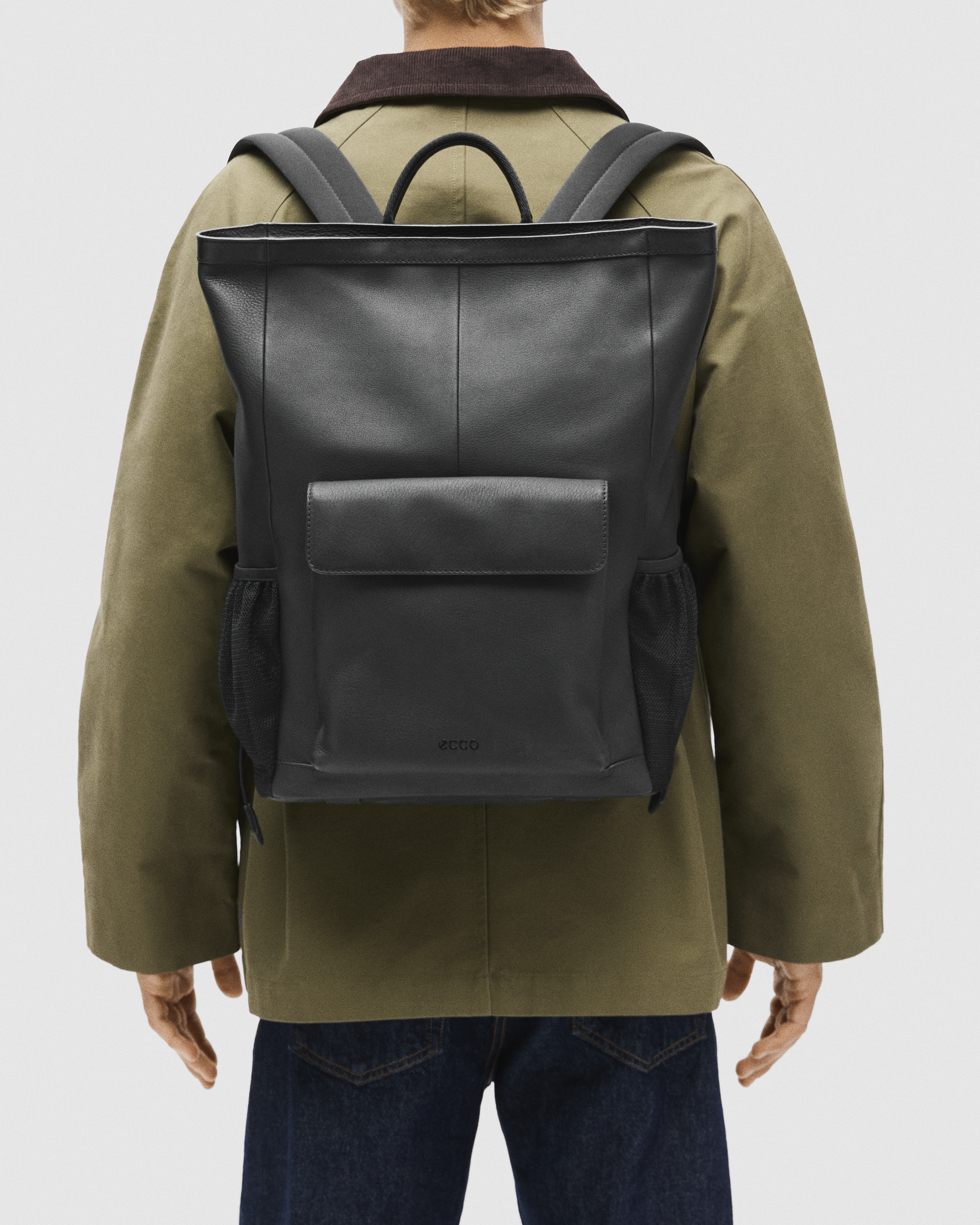 ECCO Square Pack Trapeze レザーバックパック | ブラック