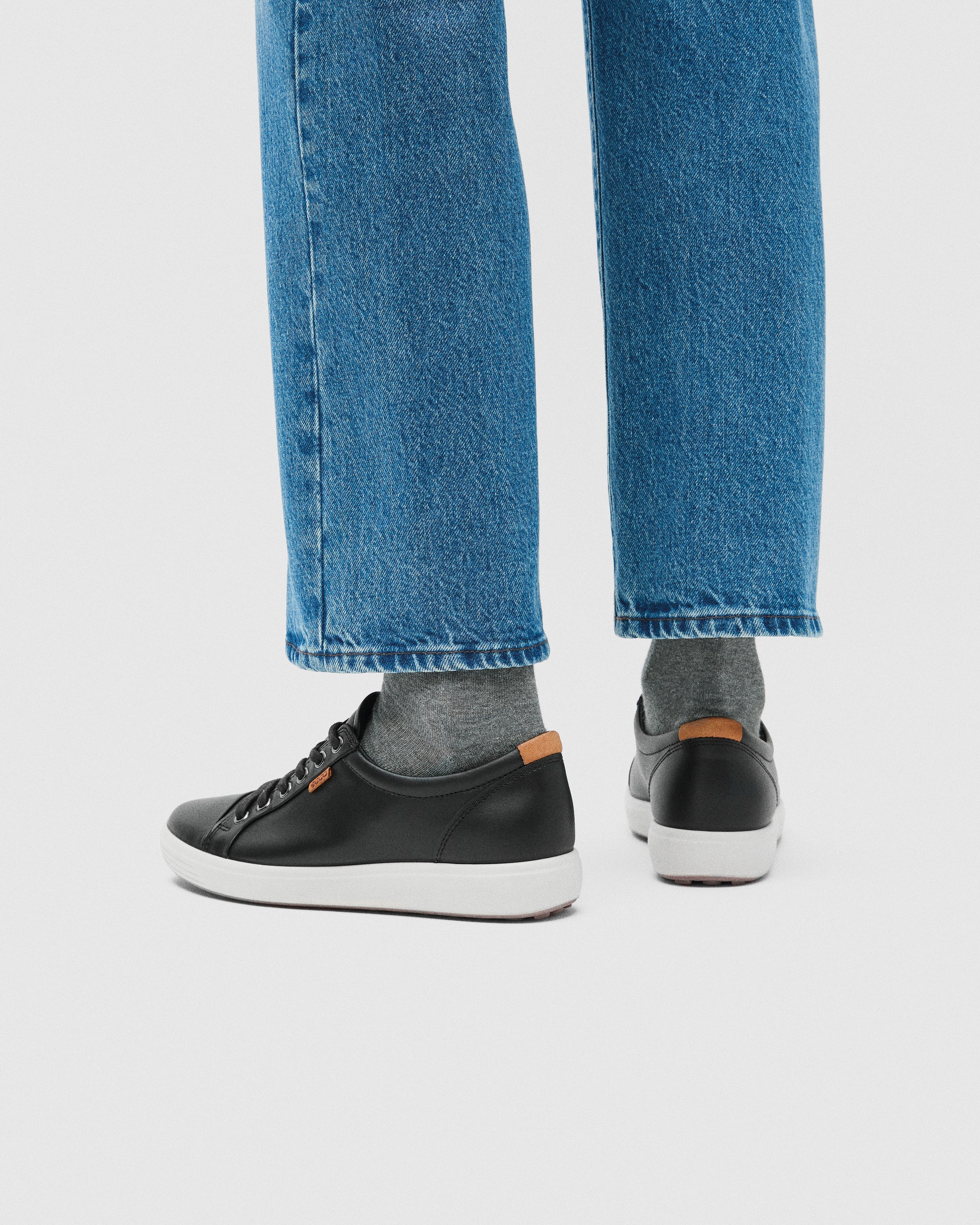 ECCO Soft 7 メンズ レザースニーカー - ブラック - Lifestyle image-1