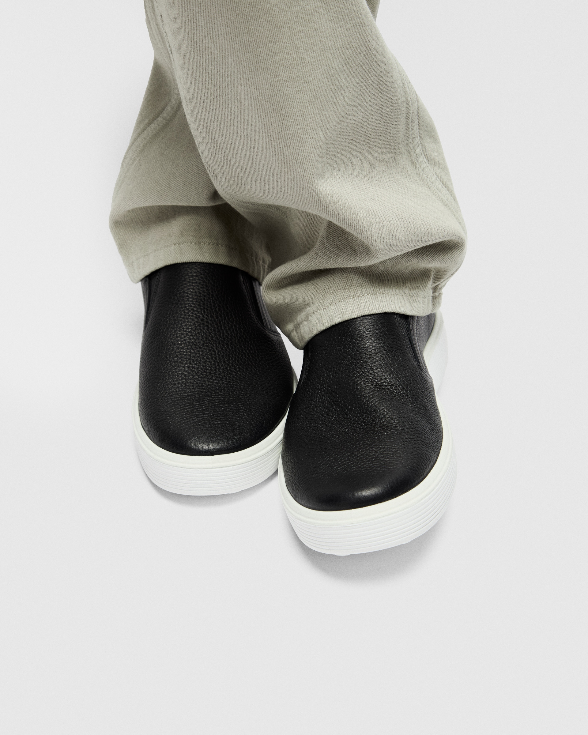 ECCO® Soft 60 nahast vabaajajalats meestele - Must - Lifestyle image-1