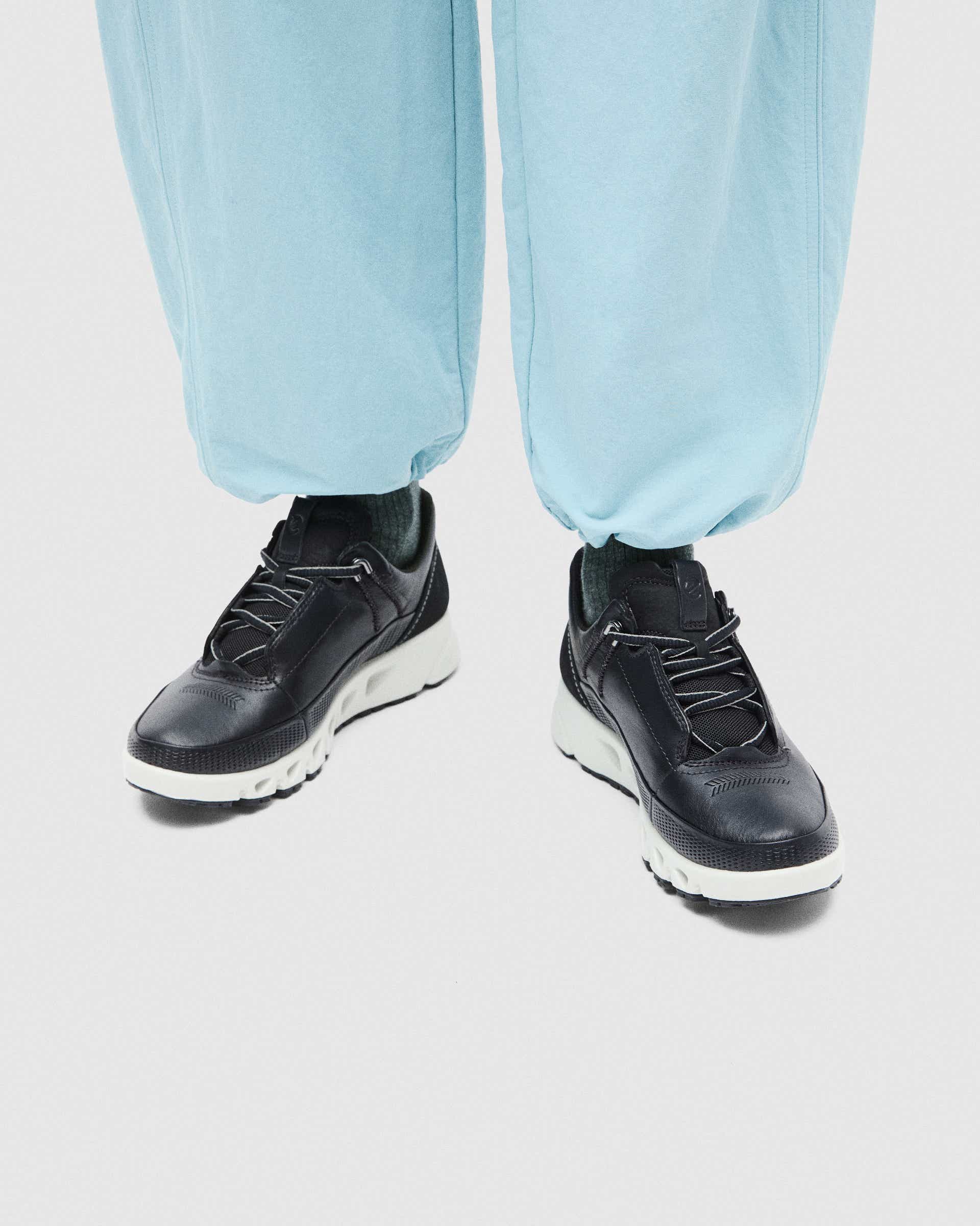 ECCO Multi Vent Low ウィメンズ レザーGore-Texシューズ - ブラック - Lifestyle image-1