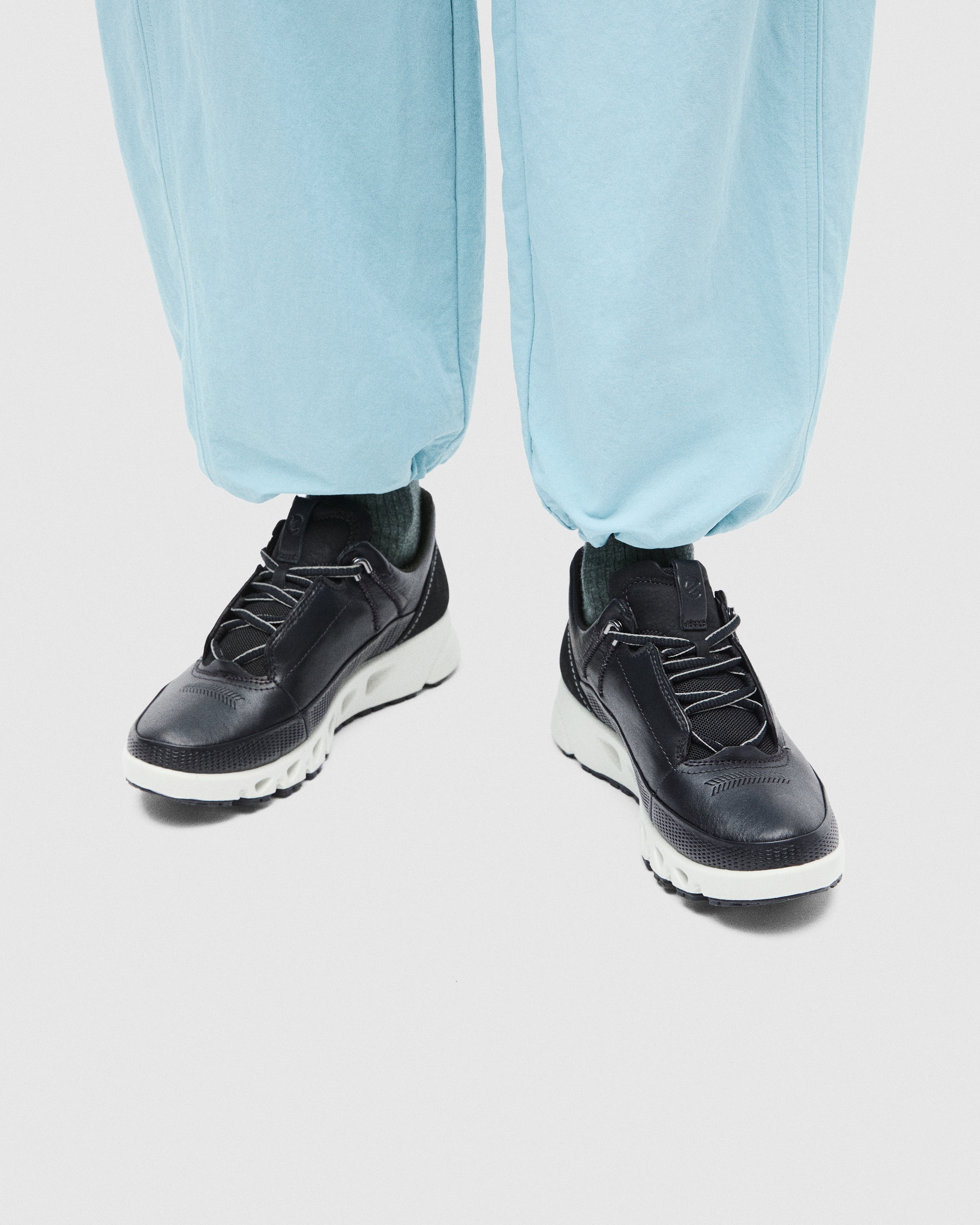 ECCO Multi Vent Low ウィメンズ レザーGore-Texシューズ - ブラック - Lifestyle image-1