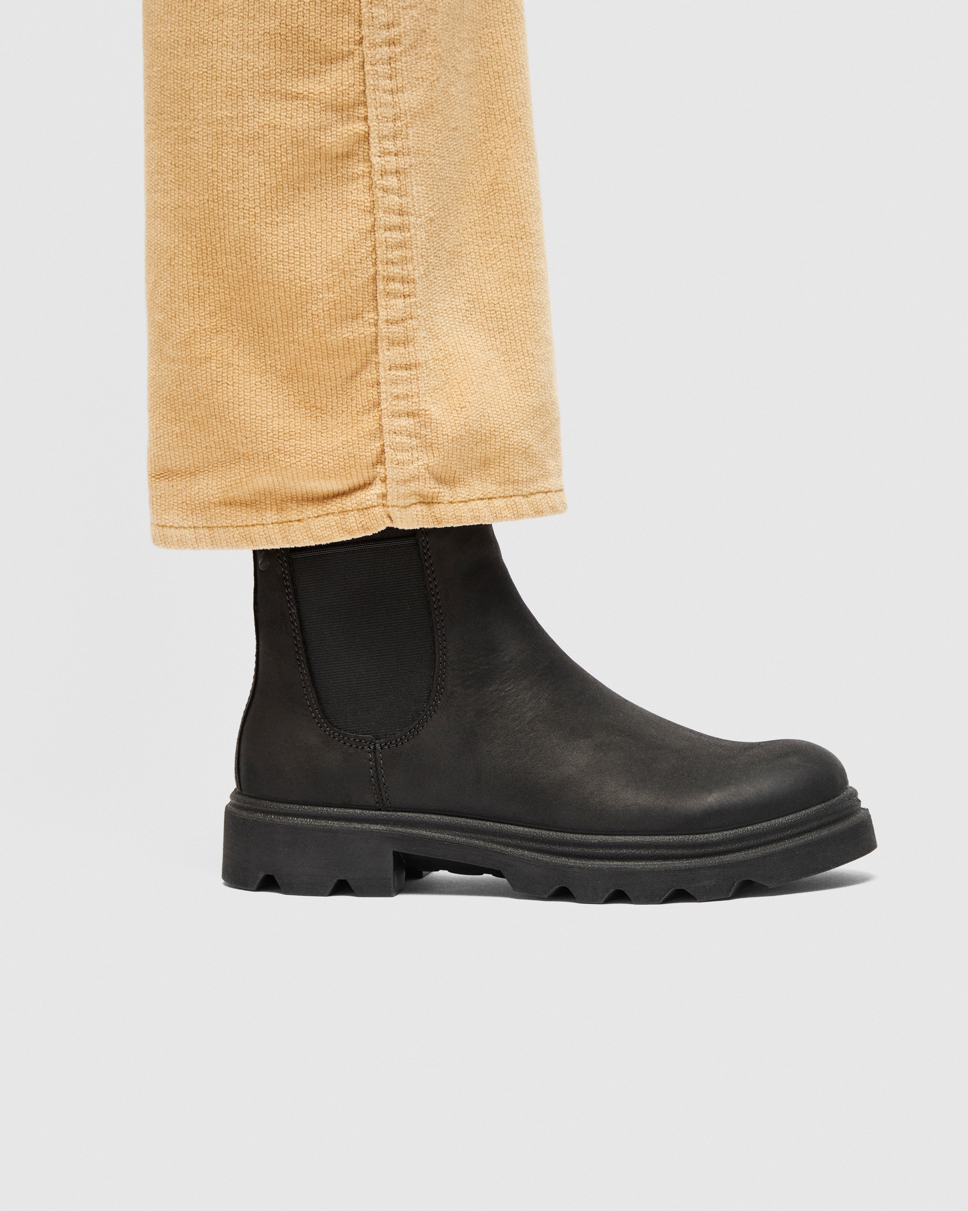 ECCO® Grainer botte Chelsea en nubuck pour femme - Noir - Lifestyle image-1
