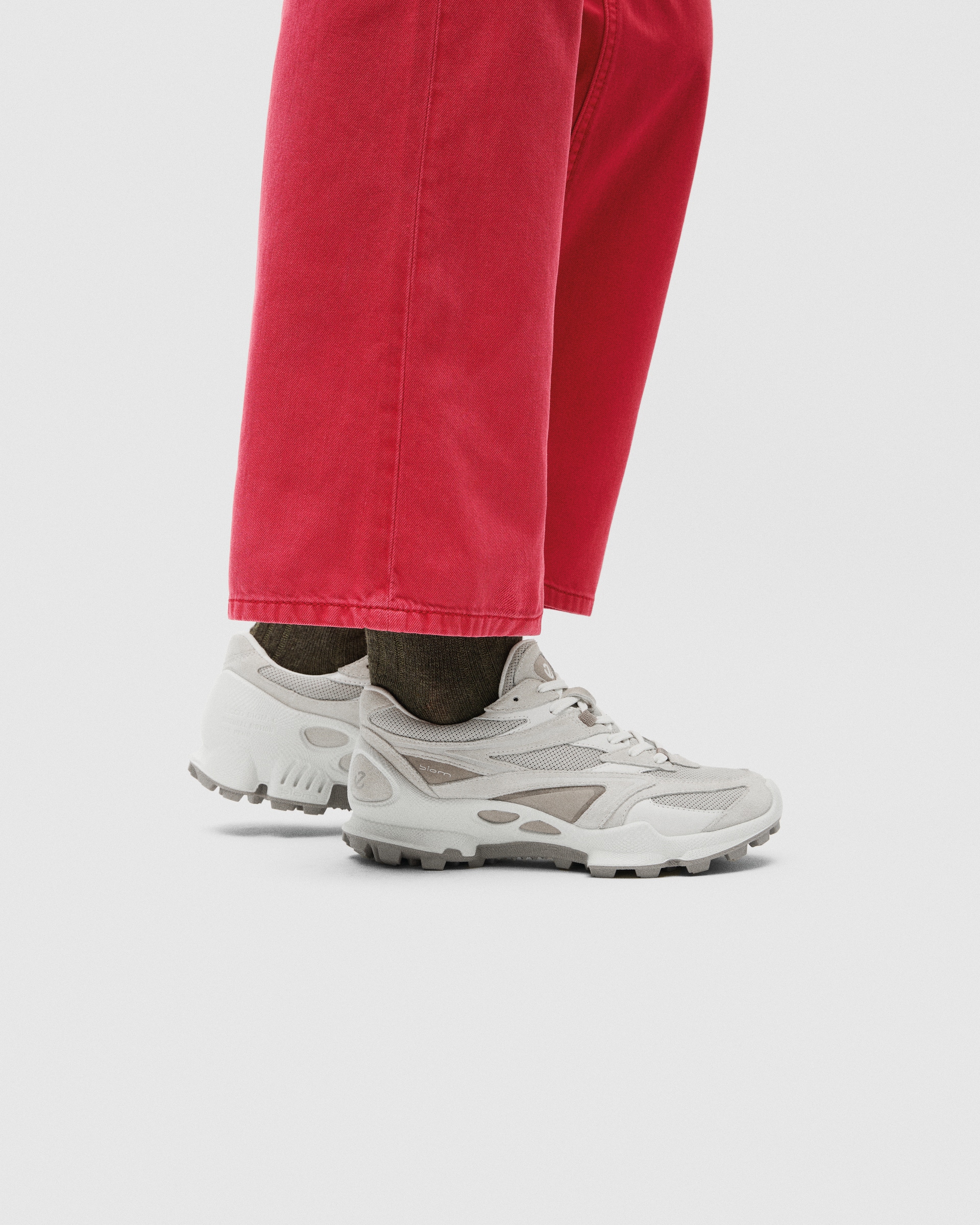 Ténis camurça mulher ECCO® BIOM C-TRAIL - Branco - Lifestyle image-1
