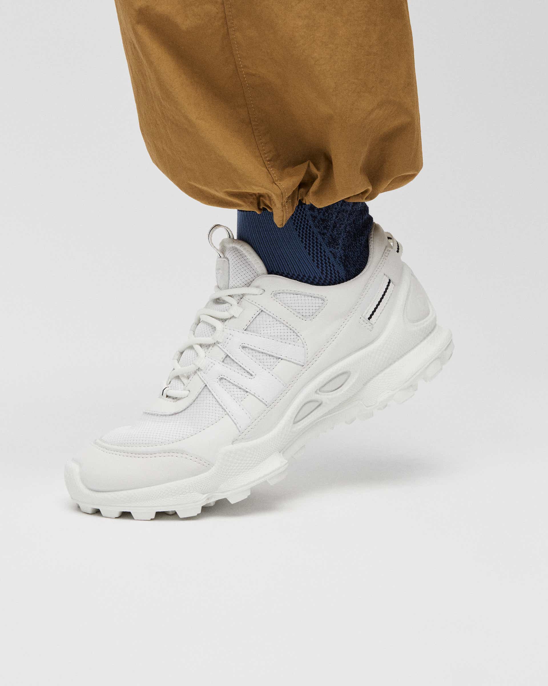 ECCO® Biom C-Trail baskets en cuir Gore-Tex pour femme - Blanc - Lifestyle image-1