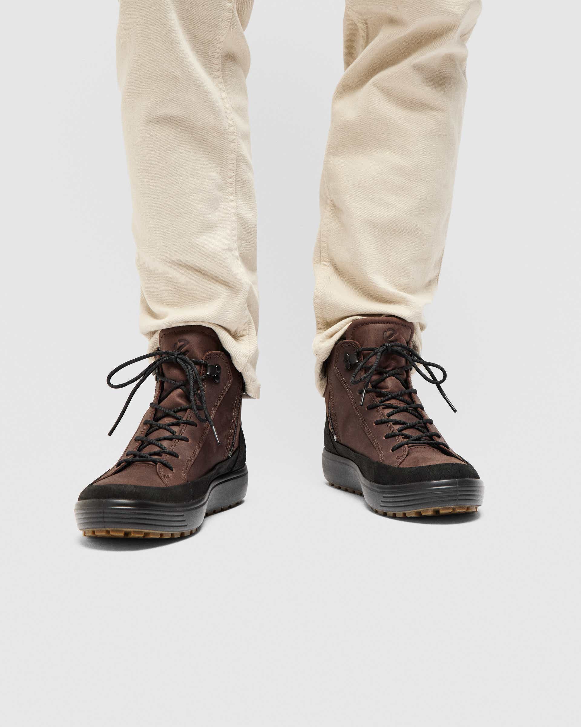 ECCO Soft 7 Tred メンズ ヌバックGore-Texミッドカットブーツ - ブラウン - Lifestyle image-1