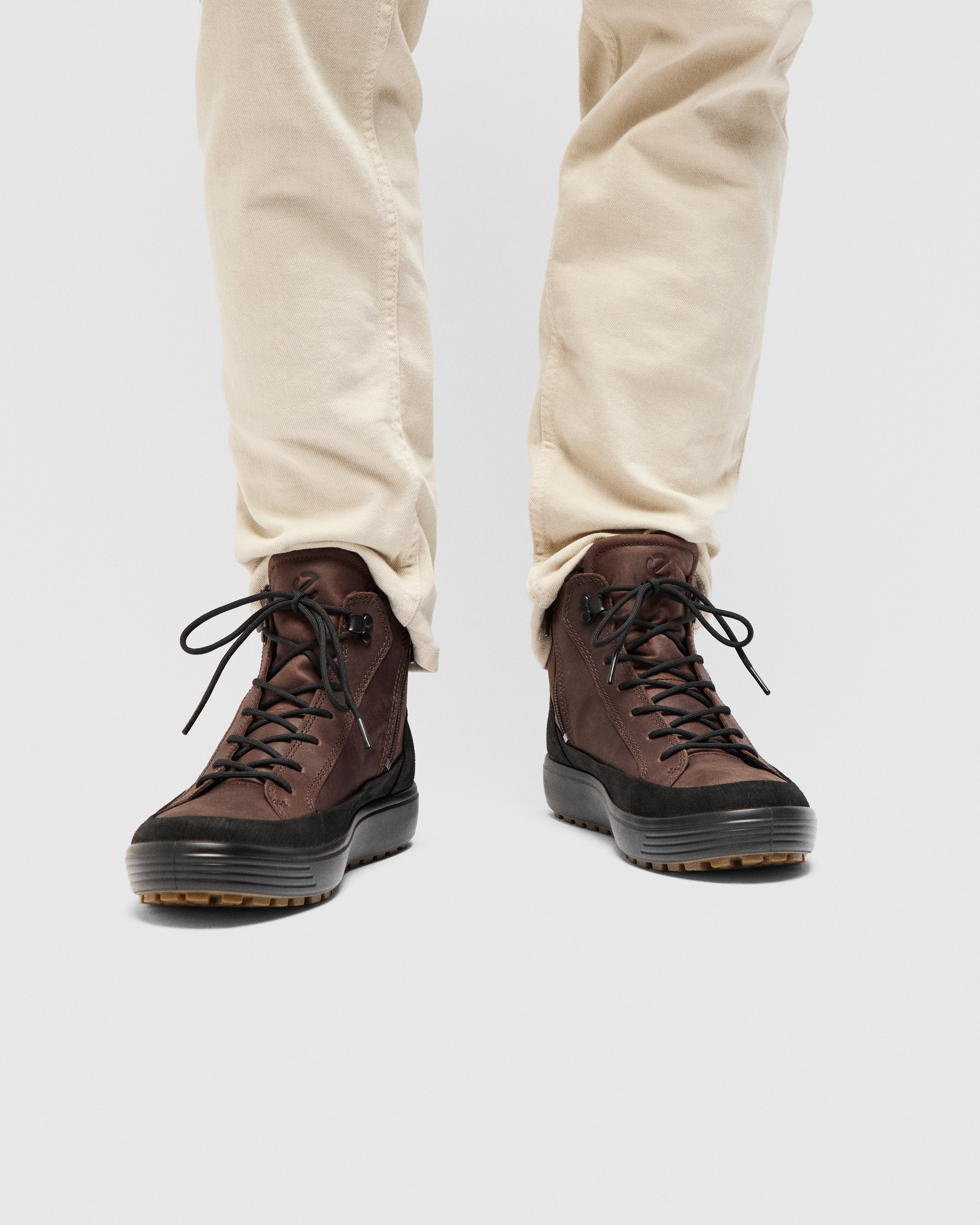ECCO Soft 7 Tred メンズ ヌバックGore-Texミッドカットブーツ - ブラウン - Lifestyle image-1