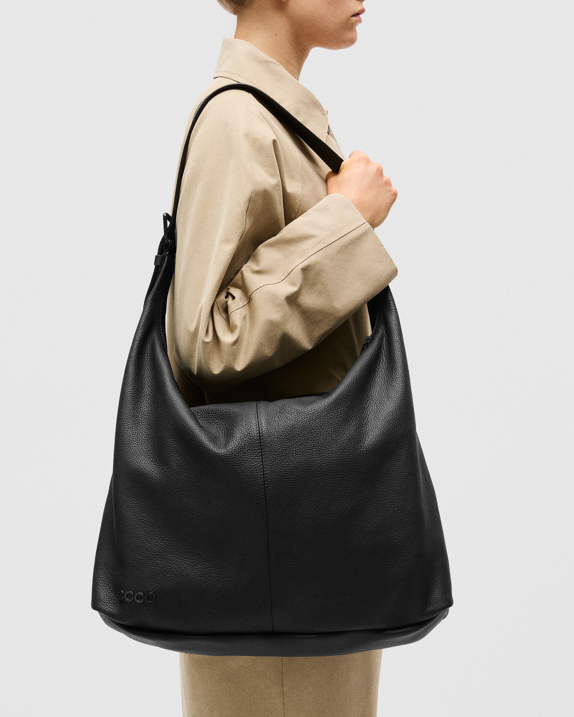 ECCOยฎ Soft Pebbled Leather Large Hobo Bag - Black - Lifestyle image-1