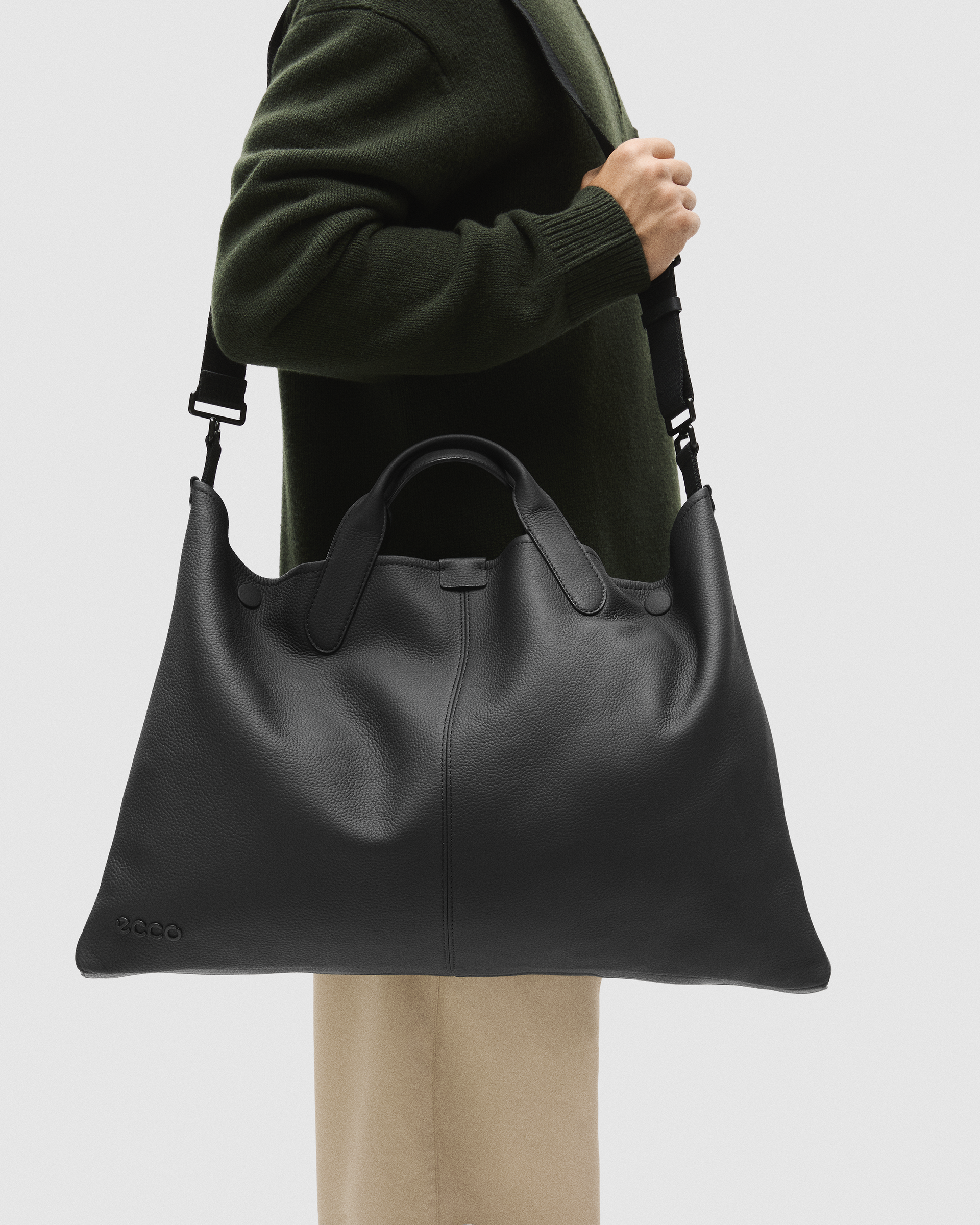 ブラック エコスエード レザートートバッグ　ショルダーバッグ ECCO Tote Soft North South Pebbled レザートートバッグ | ブラック