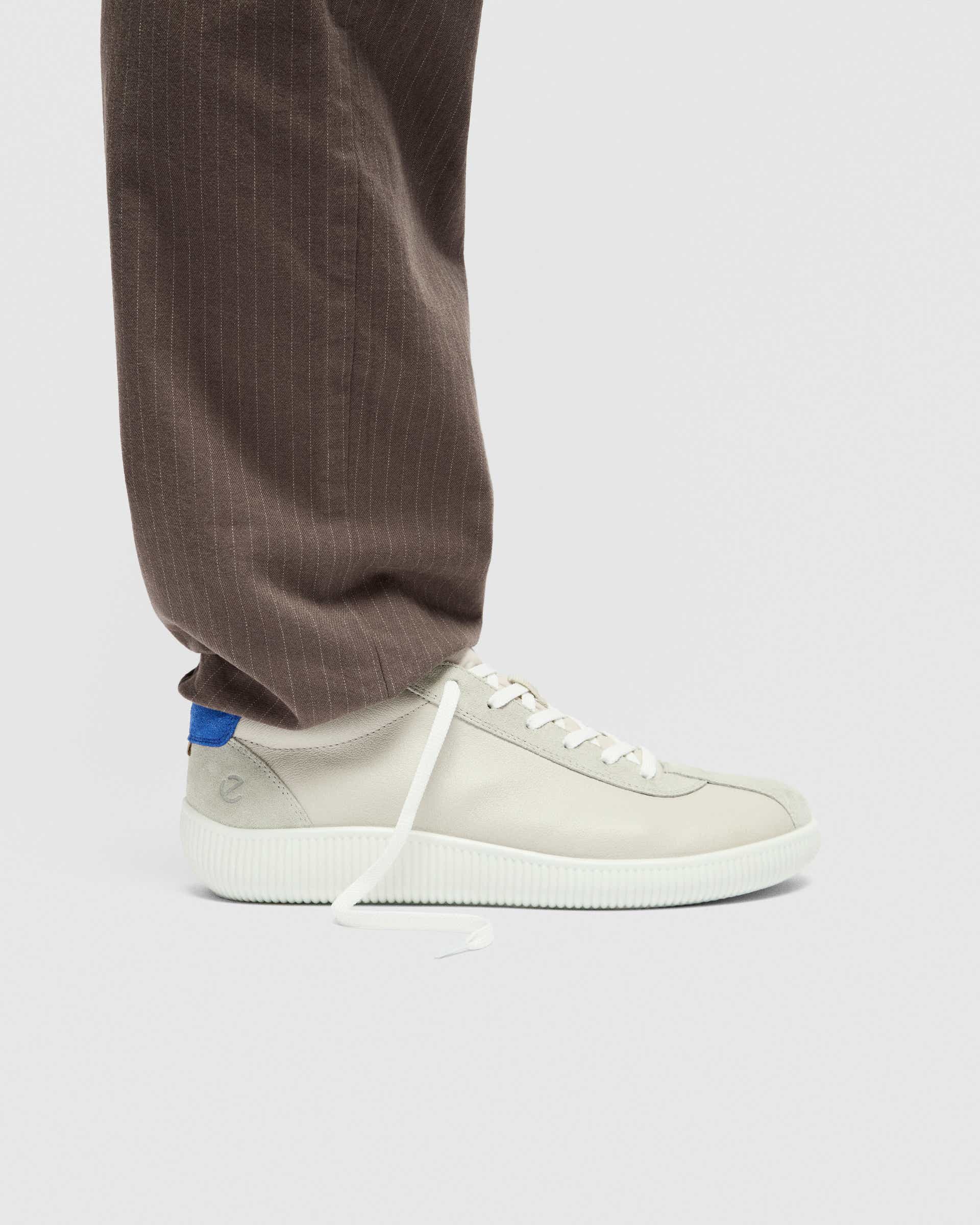 ECCO® Soft Zero baskets en cuir pour homme - Gris - Lifestyle image-1