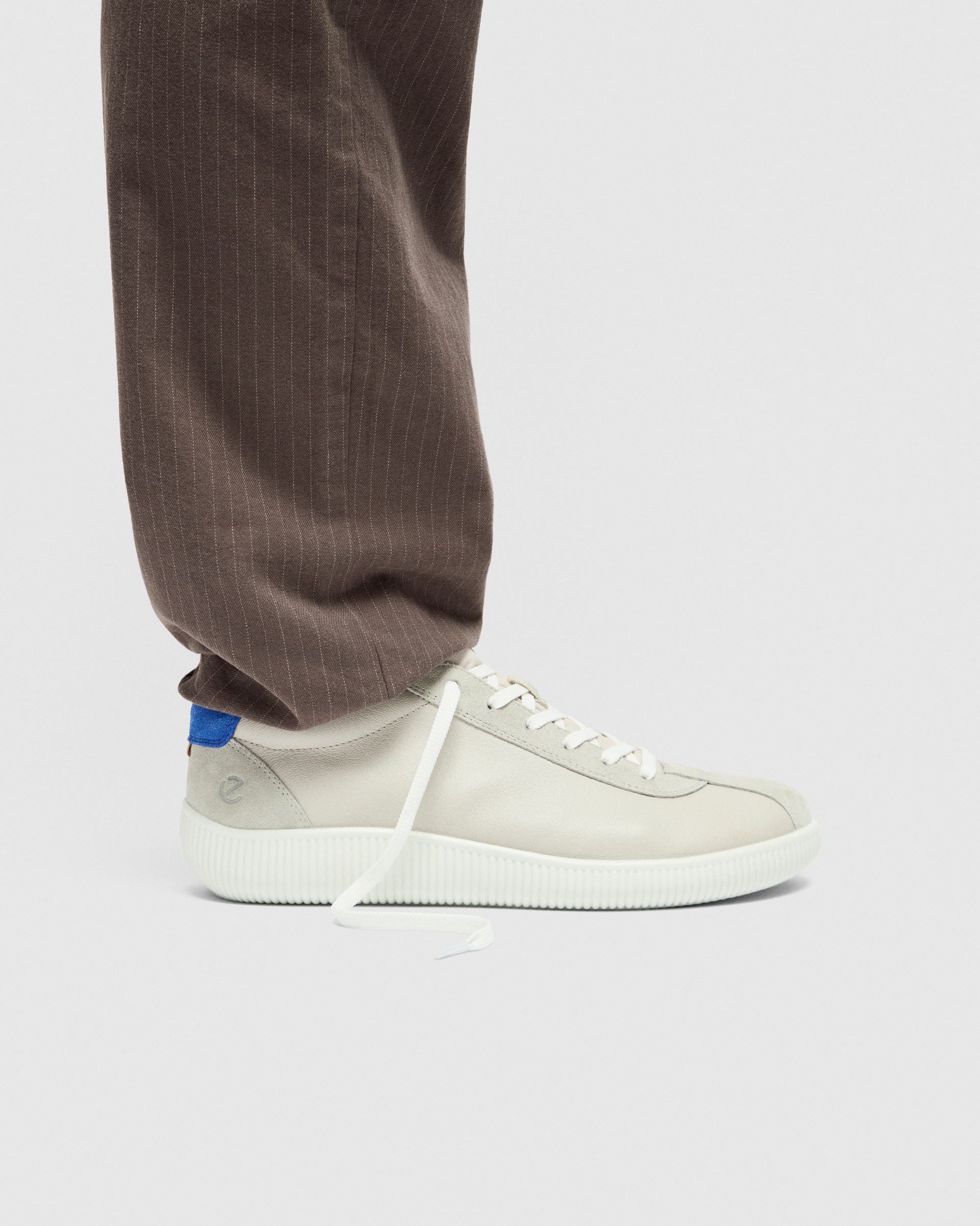 ECCO® Soft Zero baskets en cuir pour homme - Gris - Lifestyle image-1
