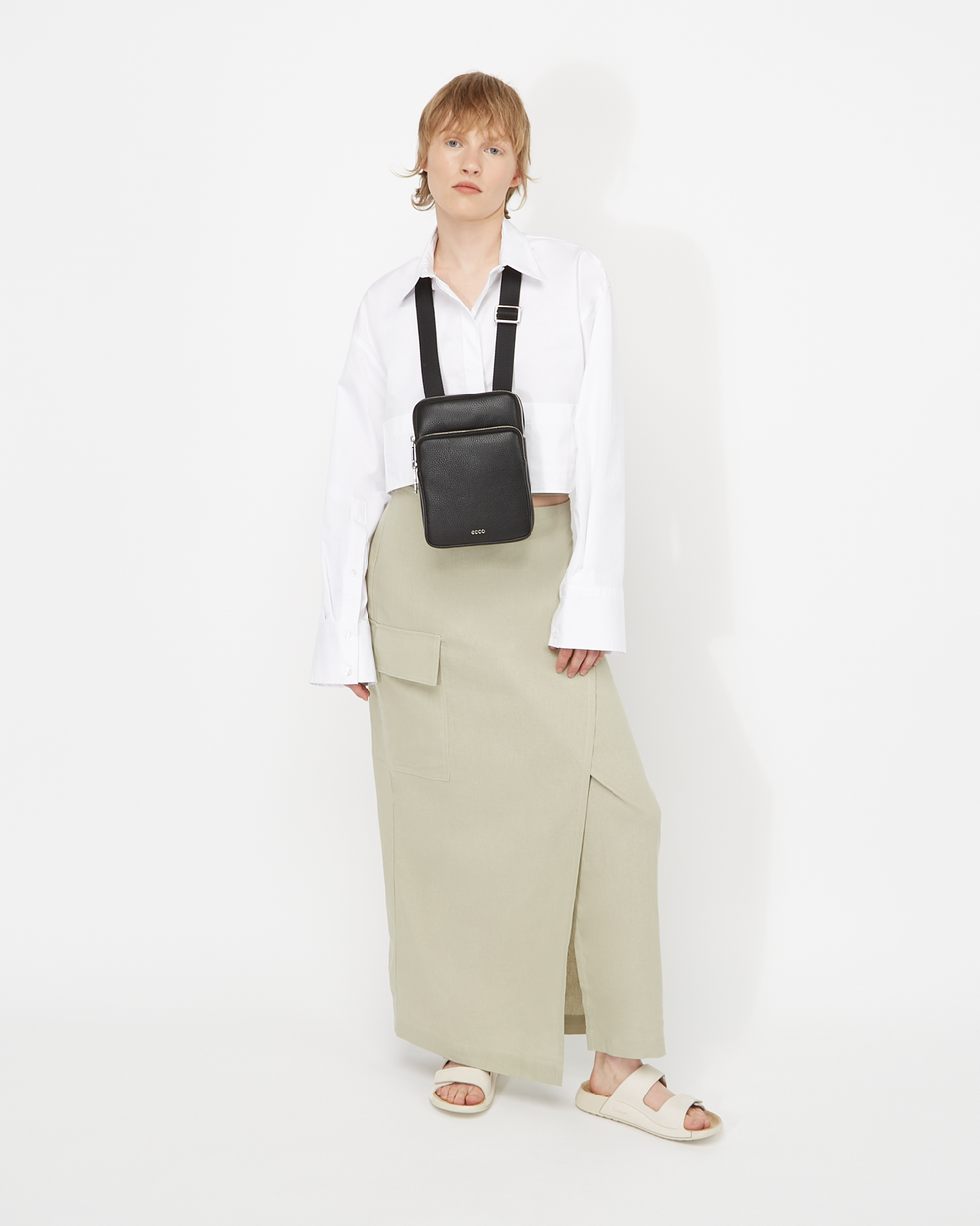 ECCO® Flat Pouch 가죽 크로스바디 백 - Black - Modelshot-1