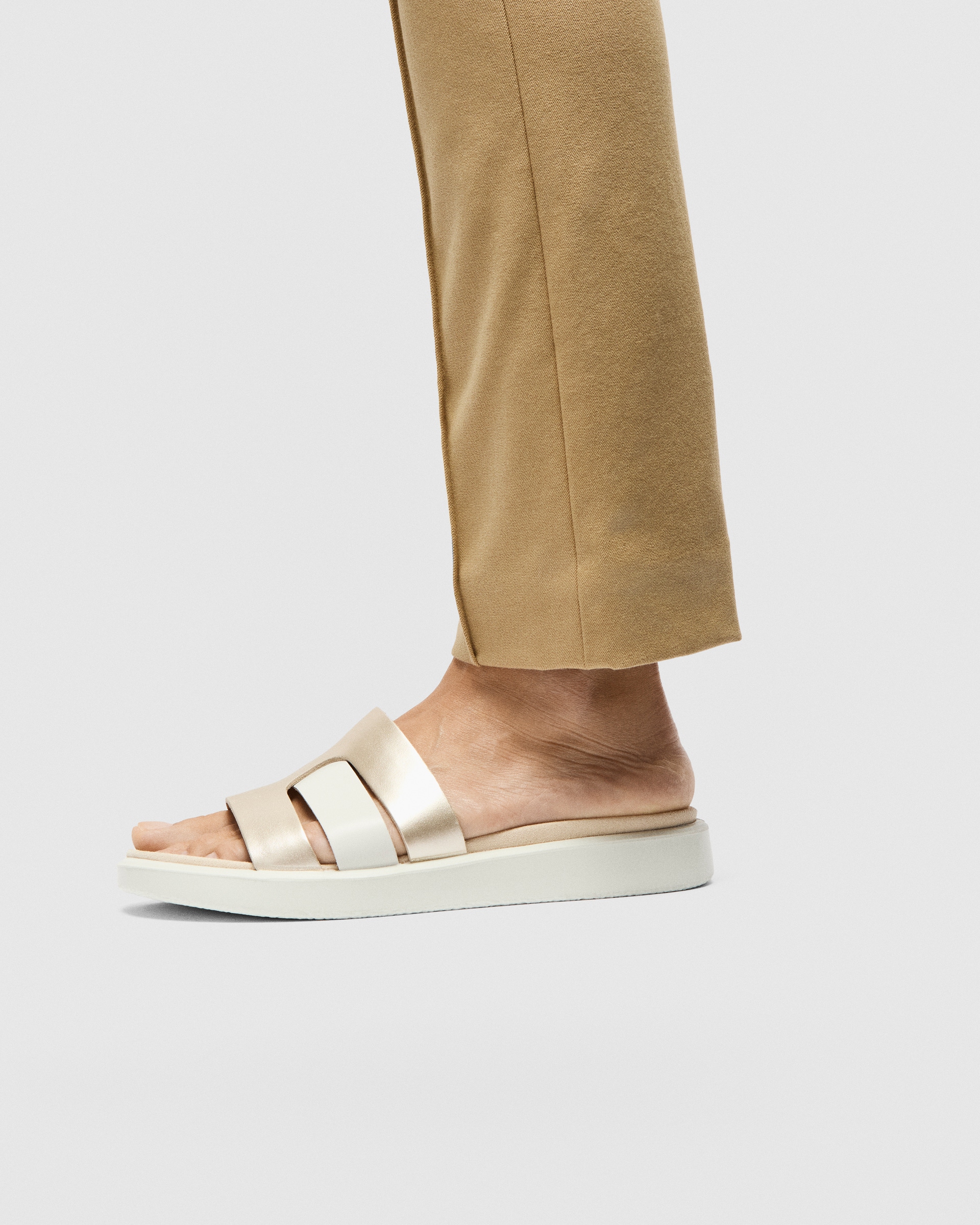 ECCO® Flowt nahast libik naistele - Metallikud - Lifestyle image-1