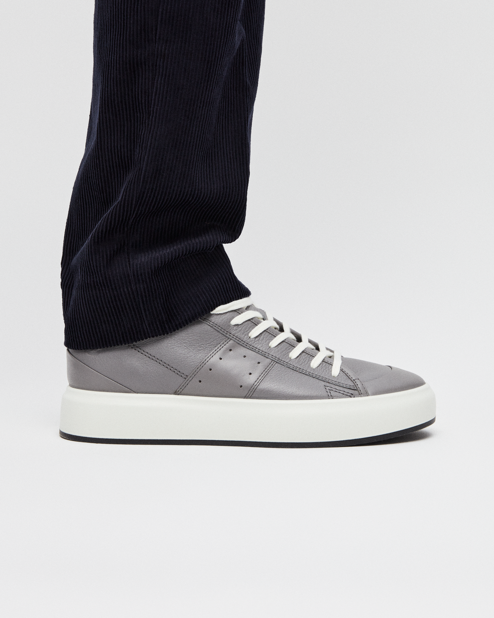 ECCO® Street Ace baskets en cuir pour homme - Bleu - Lifestyle image-1