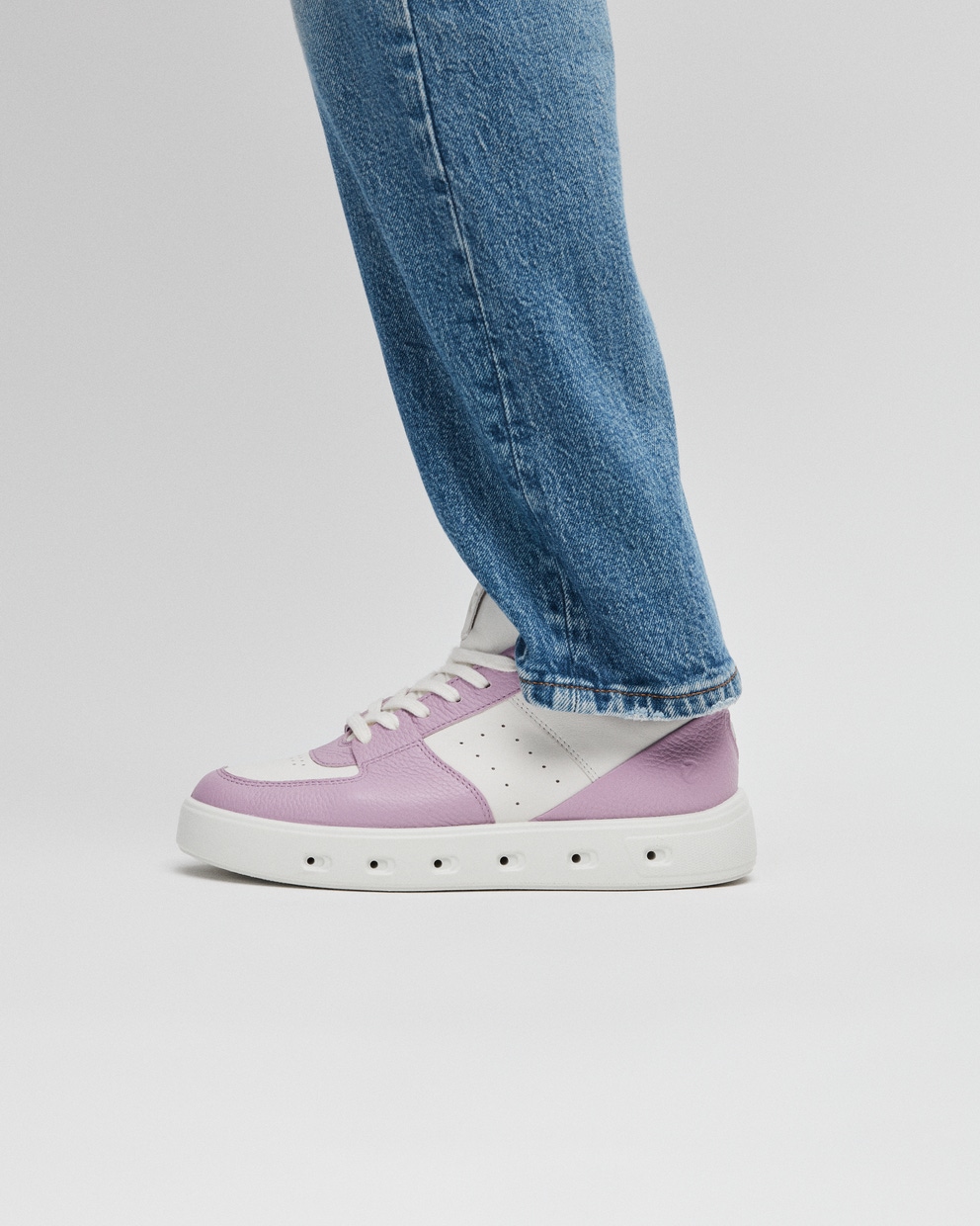 ECCO STREET 720 GTX WOMEN'S SNEAKER - Purple - Lifestyle image-1