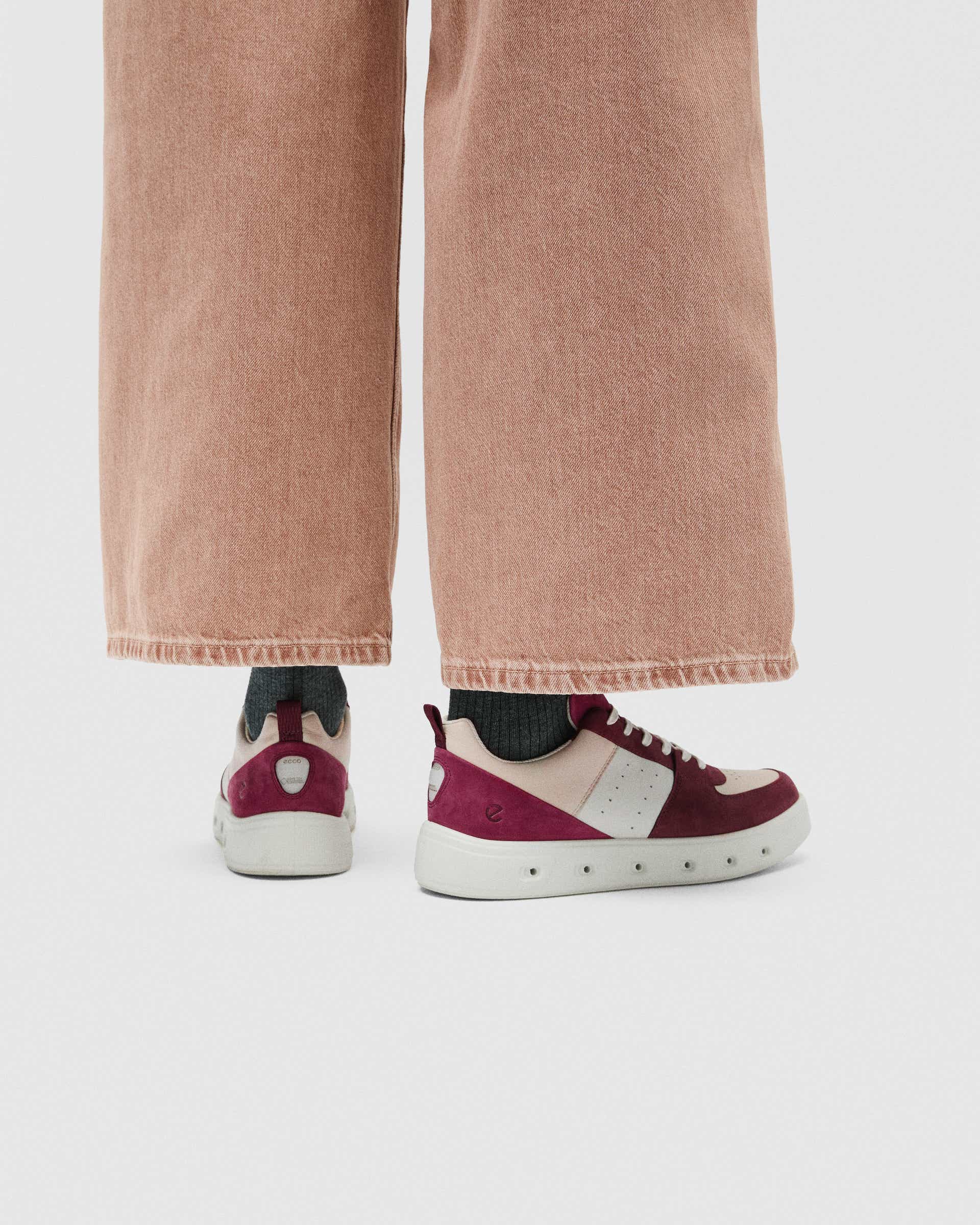 Dámske kožené tenisky Gore-Tex ECCO® STREET 720 - Červená - Lifestyle image-1