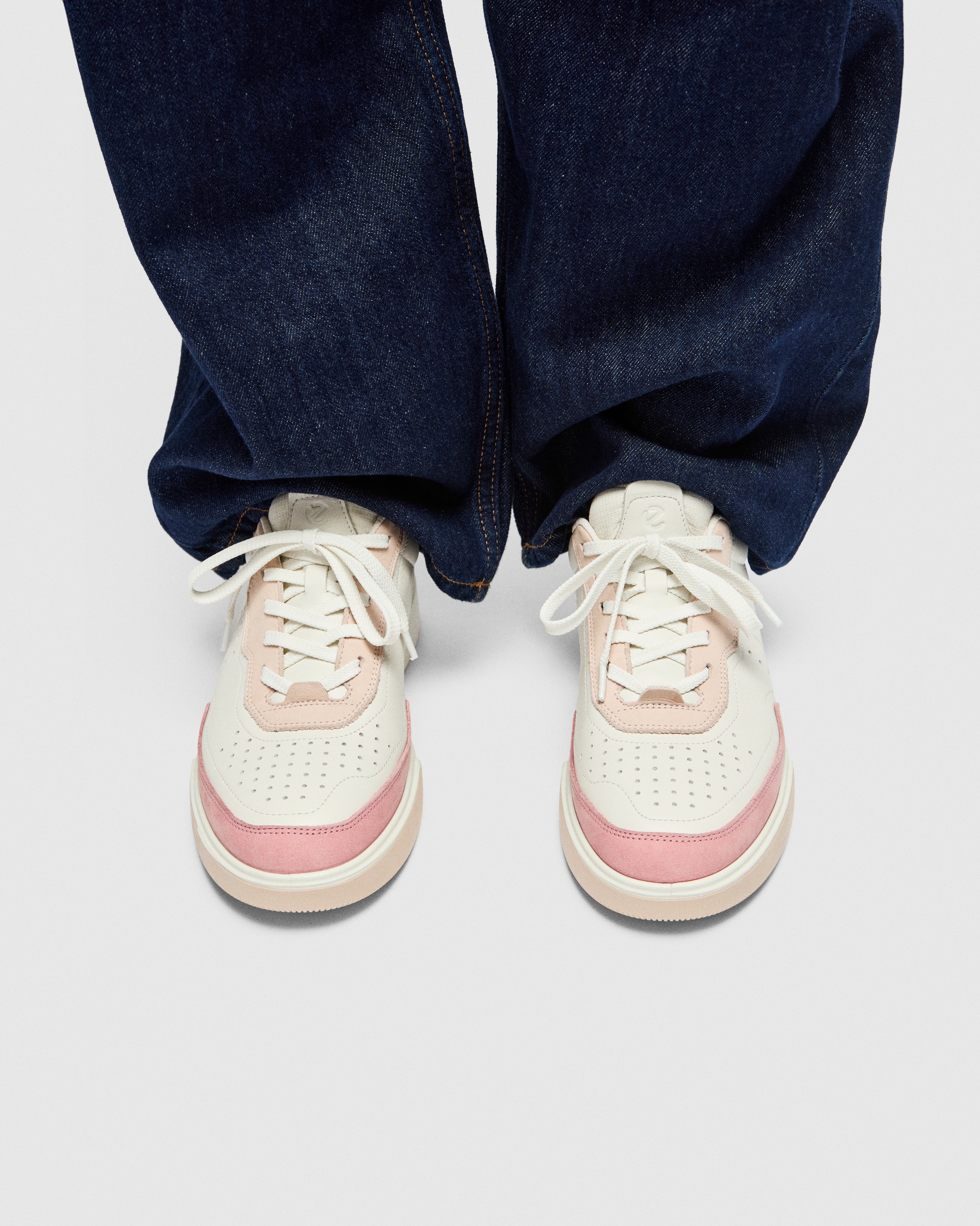 « Sneaker » en cuir ECCO® Street Court pour femmes - Blanc - Lifestyle image-1