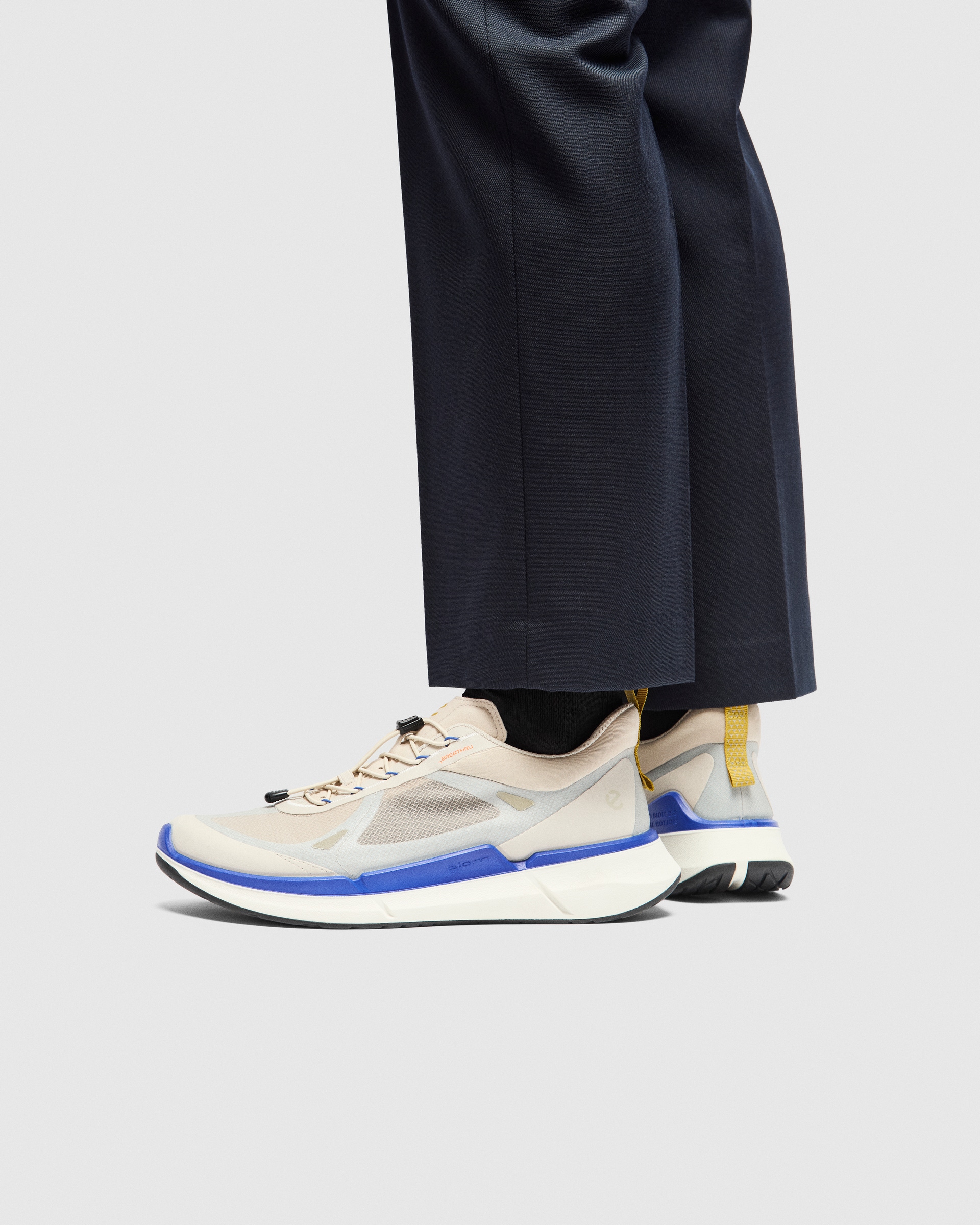 ECCO® BIOM 2.2 tekstiilist spordi- ja vabaajajalats meestele - Hall - Lifestyle image-1