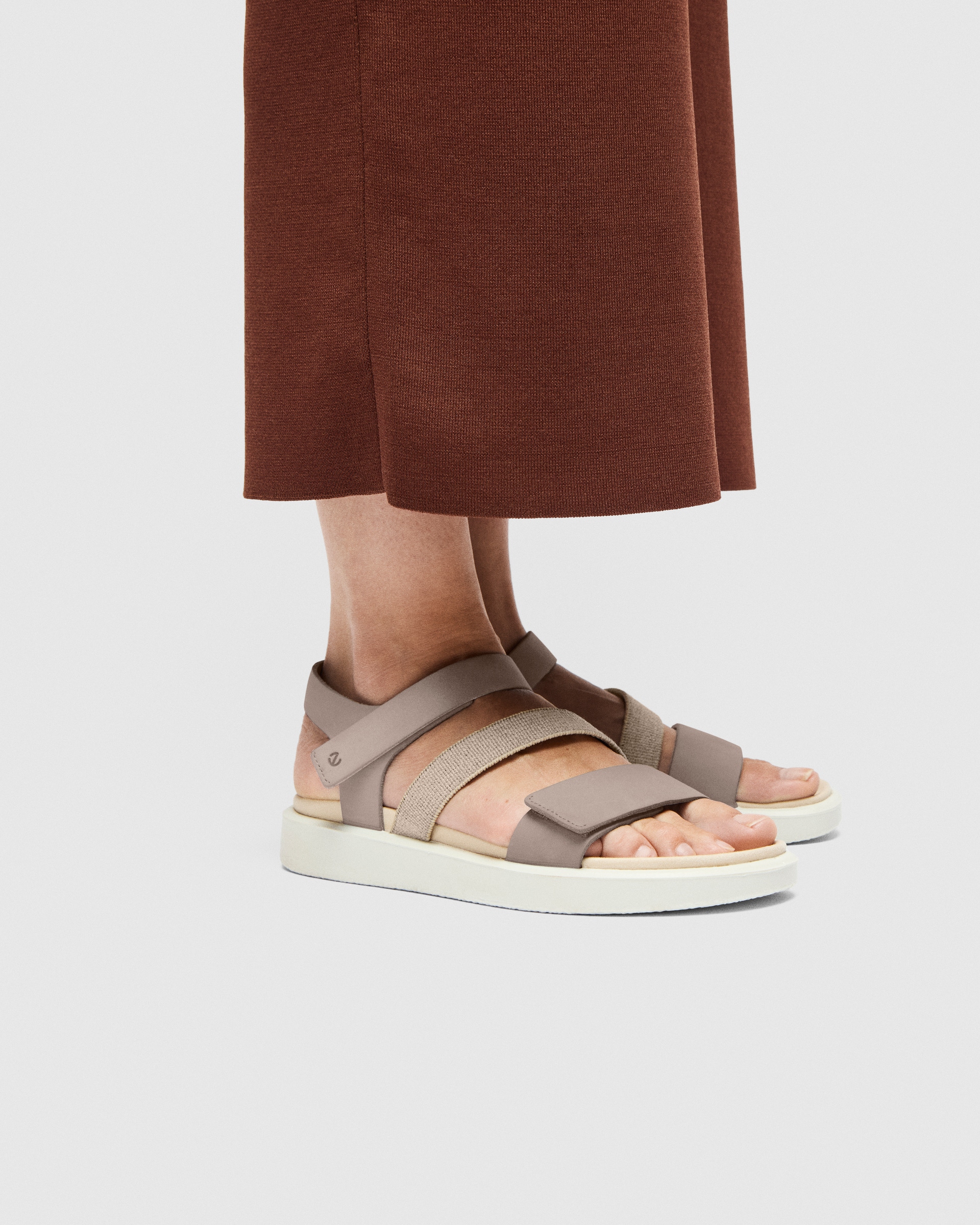 ECCO® Flowt madala tallaga nahast sandaalid naistele - Hall - Lifestyle image-1