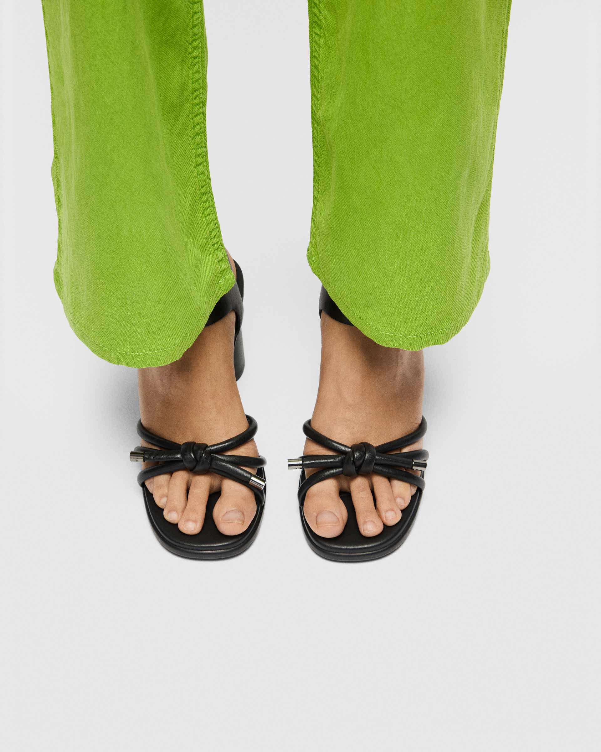 ECCO® Sculpted Alba 65 nahast kontsaga sandaalid naistele - Must - Lifestyle image-1