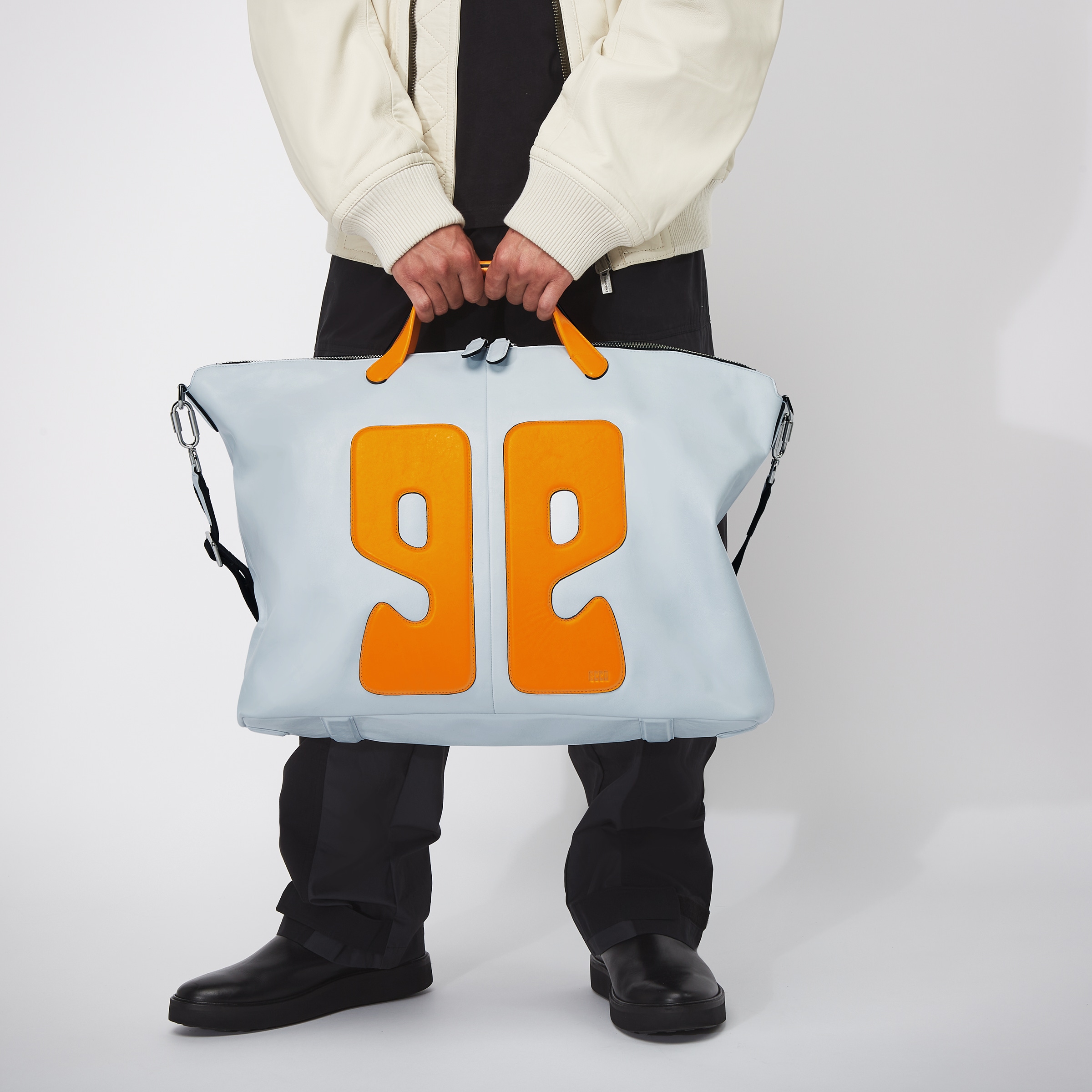 ECCOยฎ E Weekender Leather Tote Bag - Blue - Modelshot-1