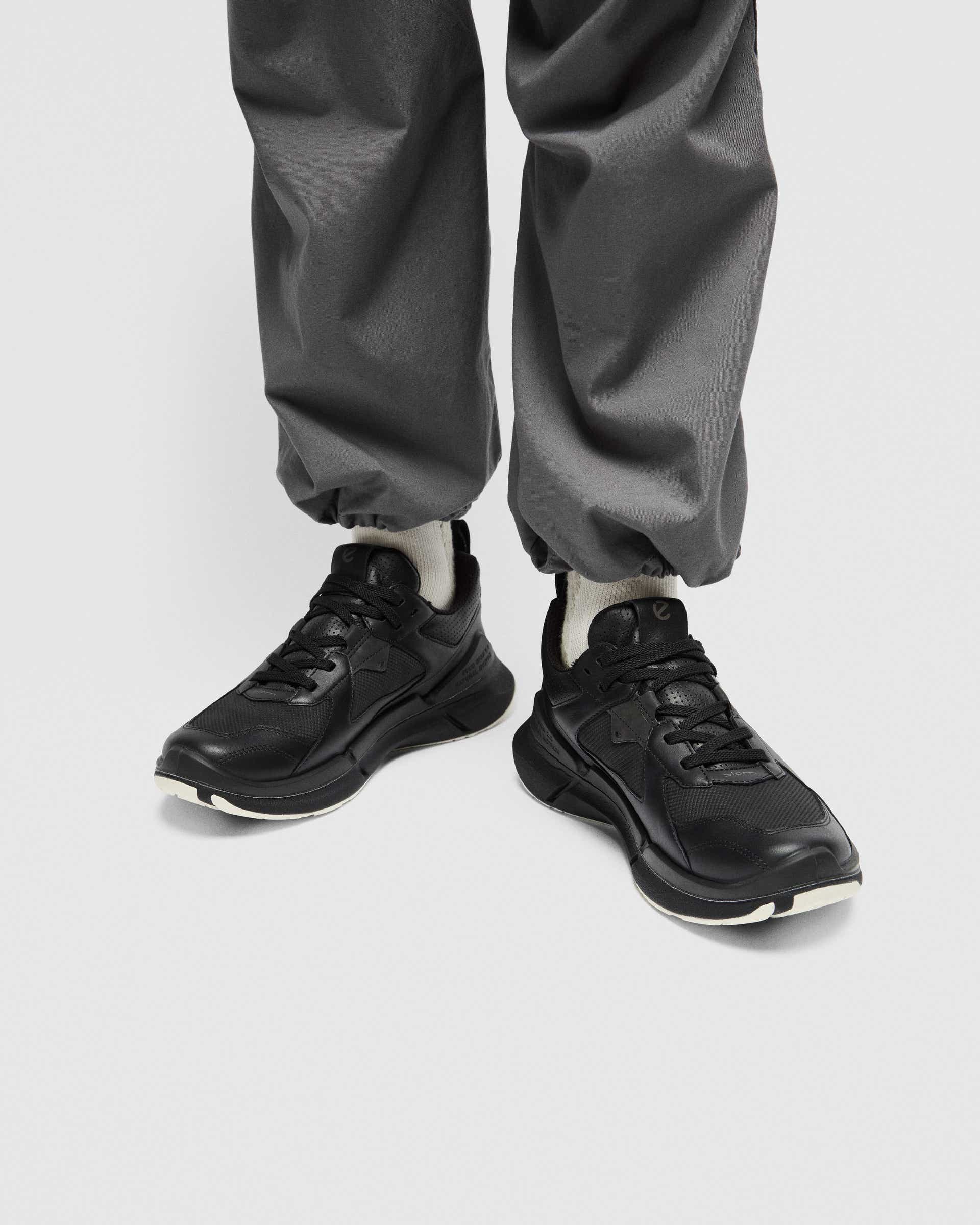 ECCO® Biom 2.2 baskets en cuir Gore-Tex pour femme - Noir - Lifestyle image-1