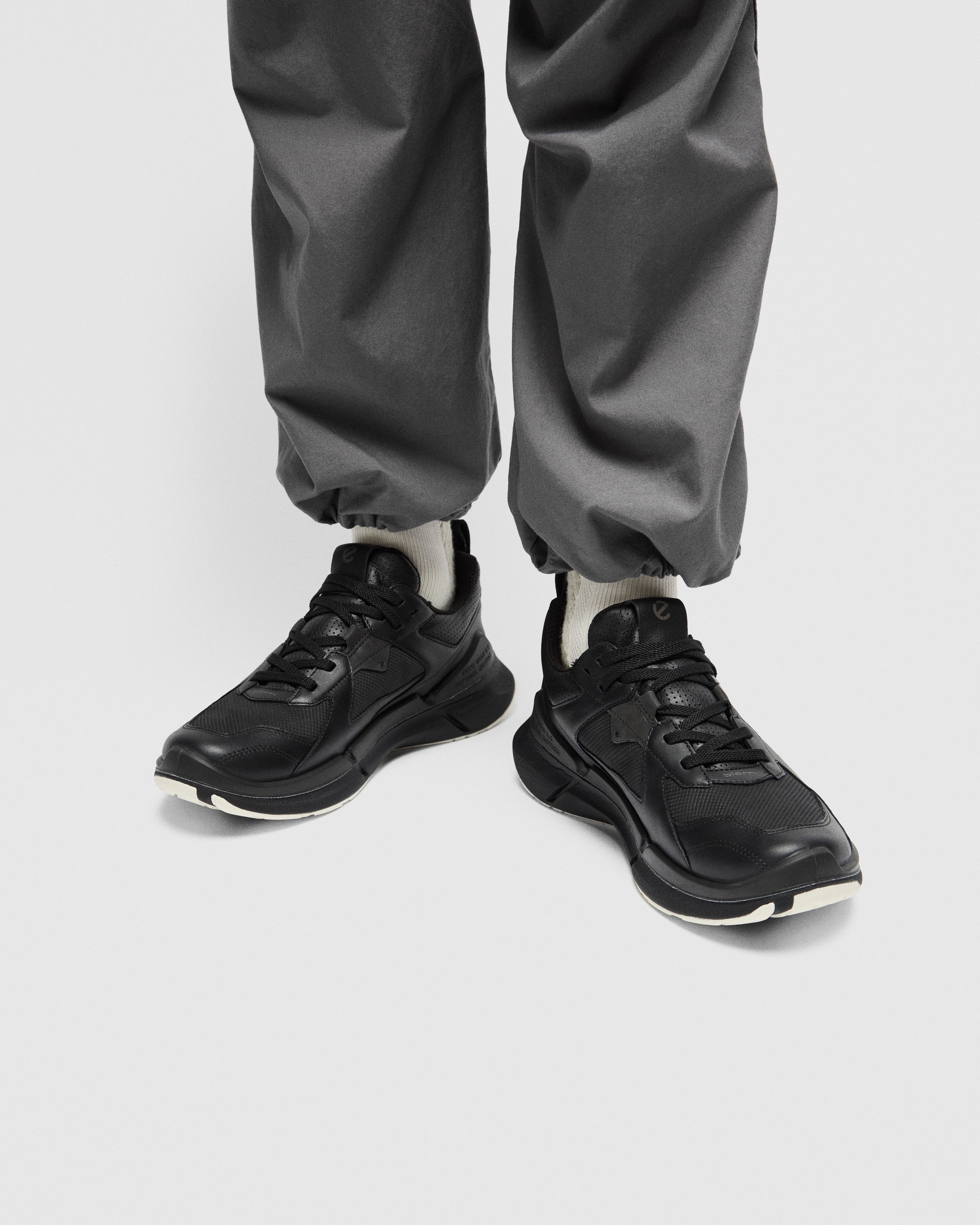 ECCO® Biom 2.2 baskets en cuir Gore-Tex pour femme - Noir - Lifestyle image-1