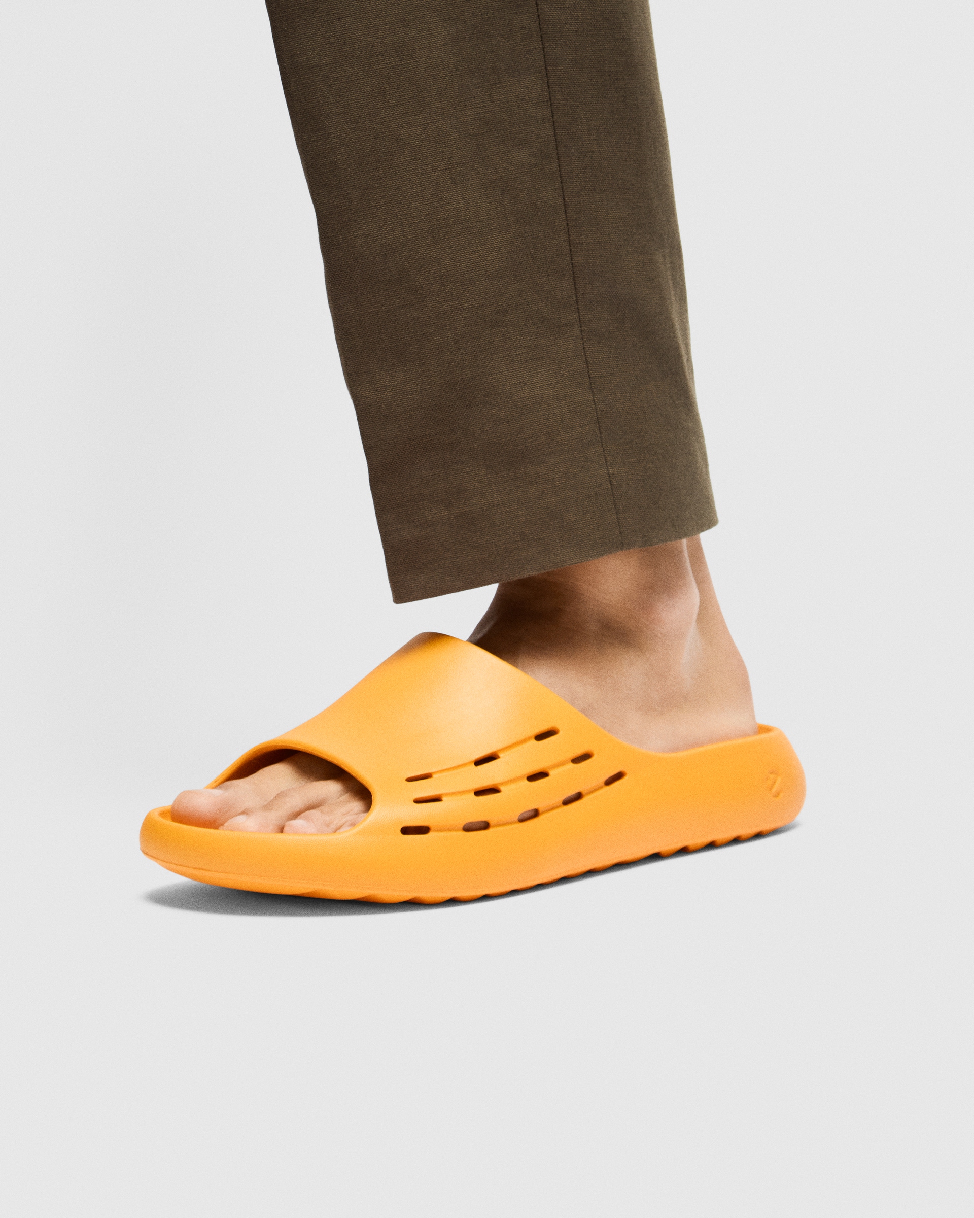 Sandalias ECCO® Cozmo E unisex - Naranja - Lifestyle image-1