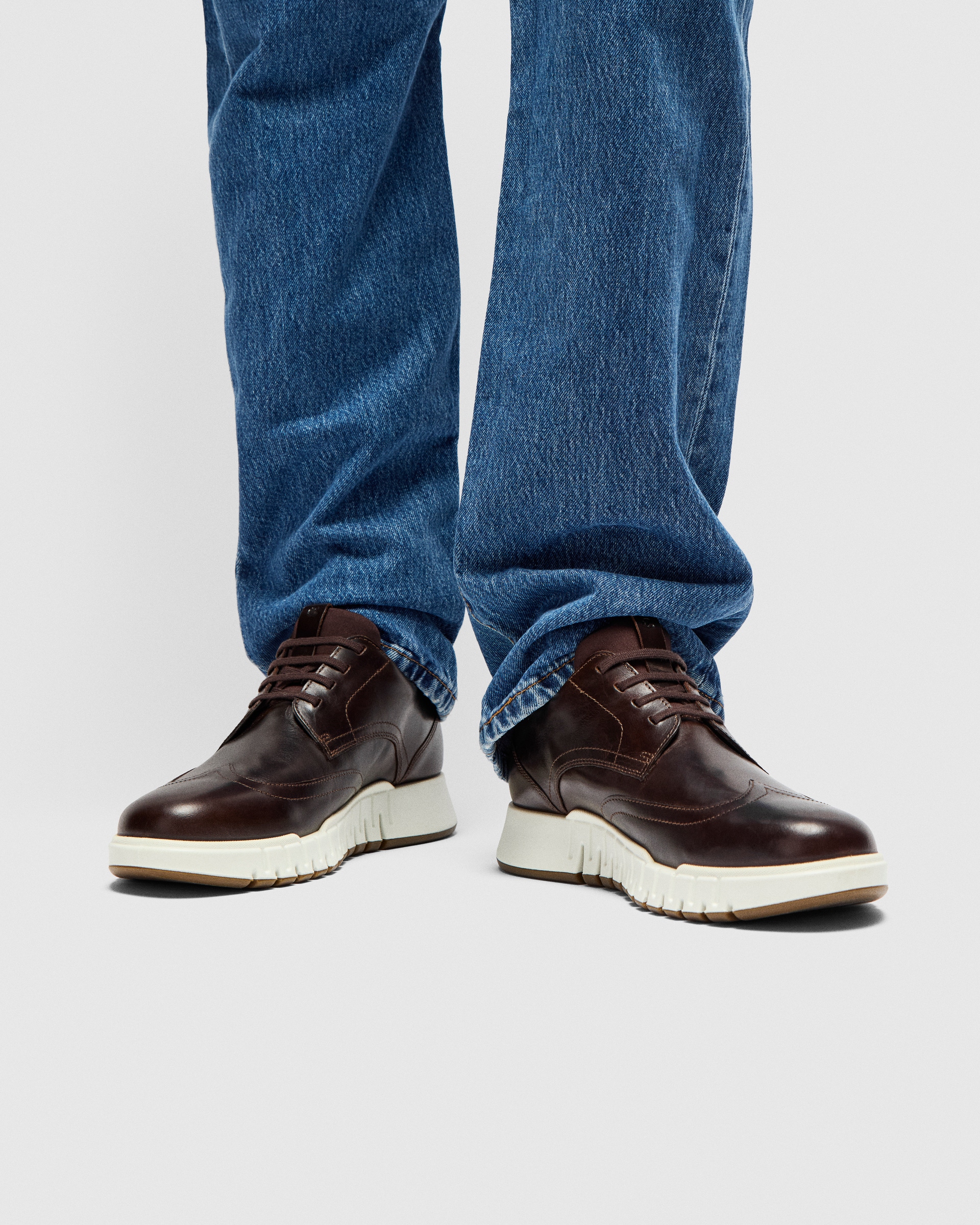 Chaussure à bout à perforations ECCO® Gruuv Hybrid en cuir pour hommes - Brun - Lifestyle image-1
