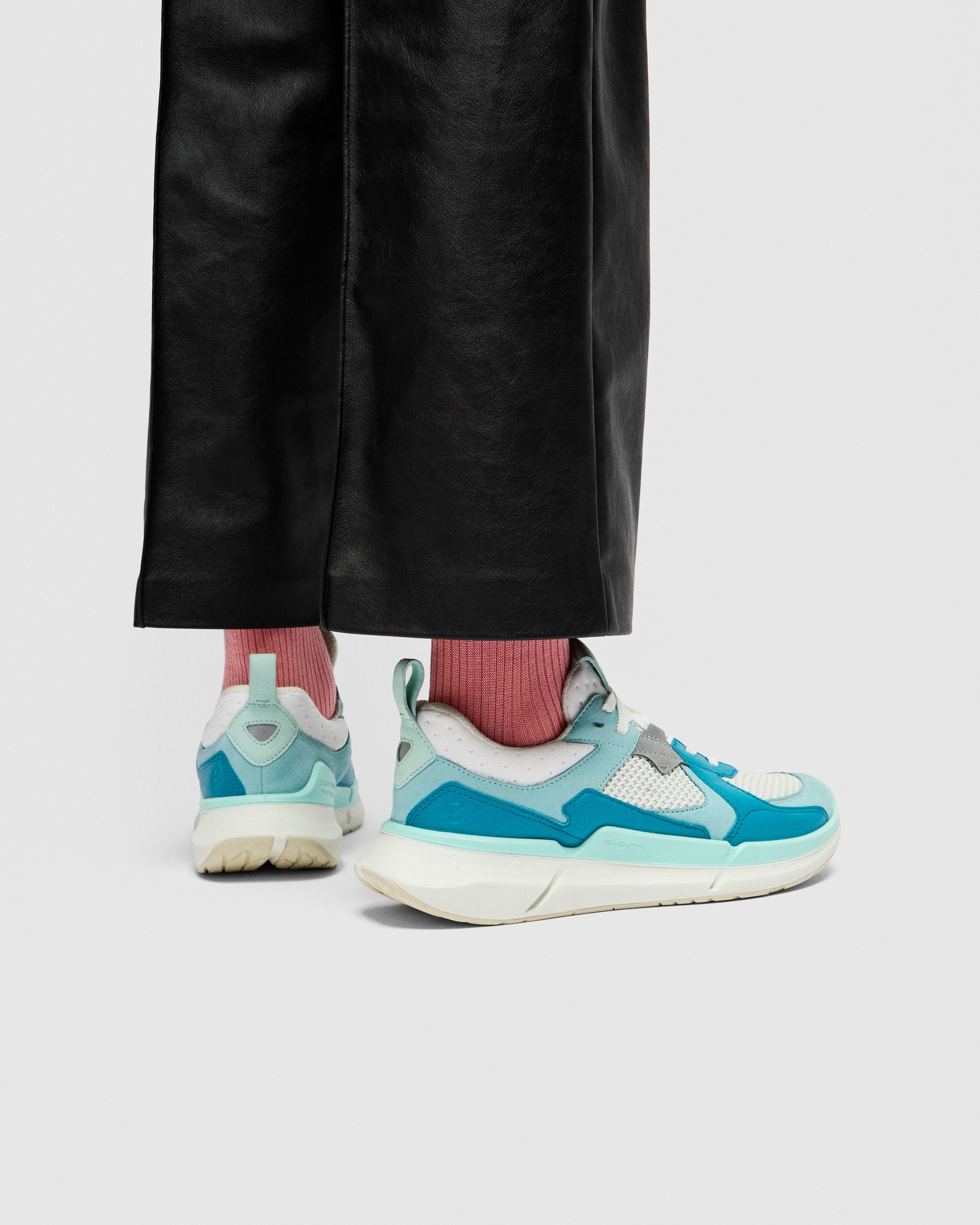 ECCO® BIOM 2.2 ženske tenisice od nubuka - Plava - Lifestyle image-1