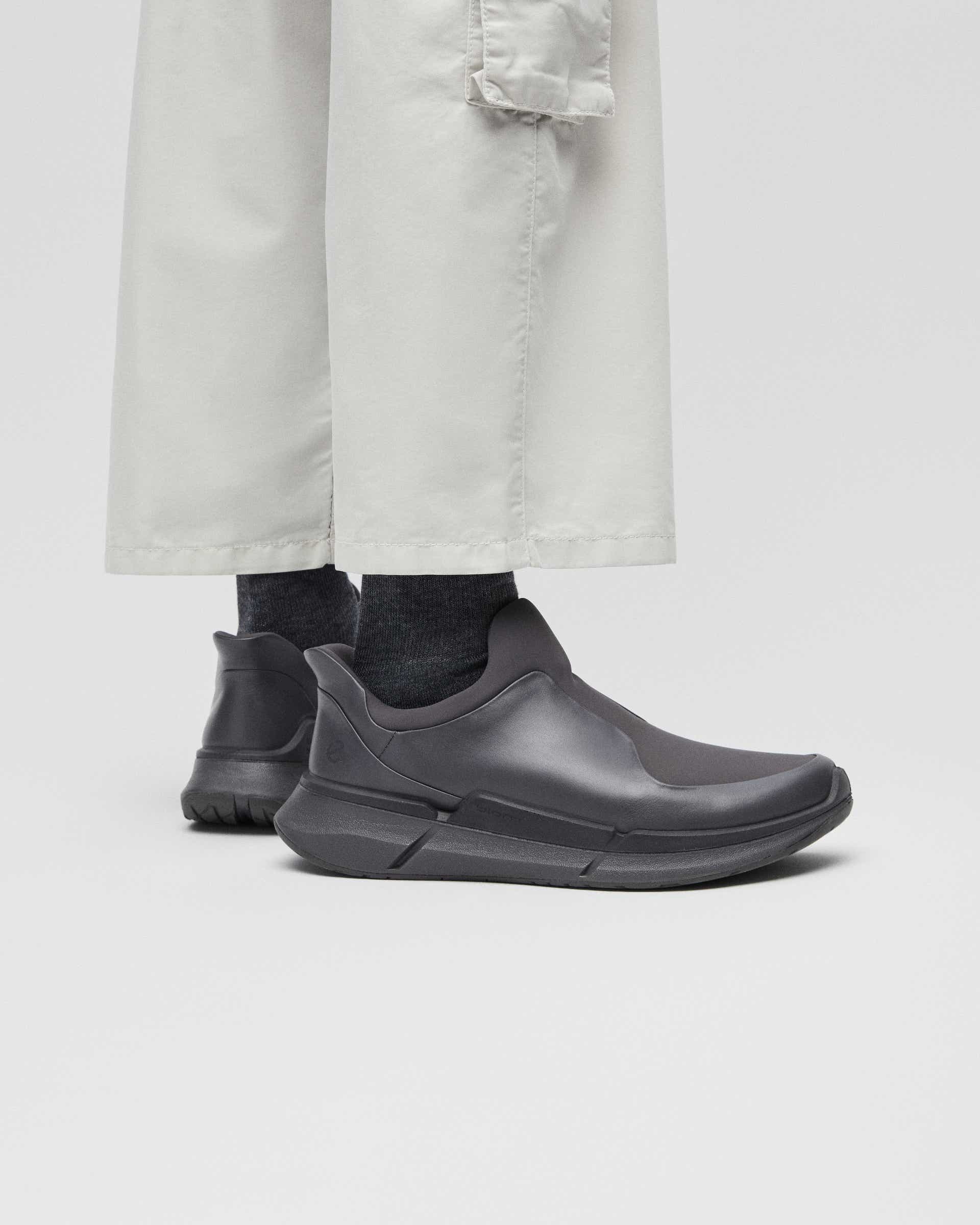ECCO BIOM 2.2 メンズ レザースリッポンスニーカー - 灰色 - Lifestyle image-1