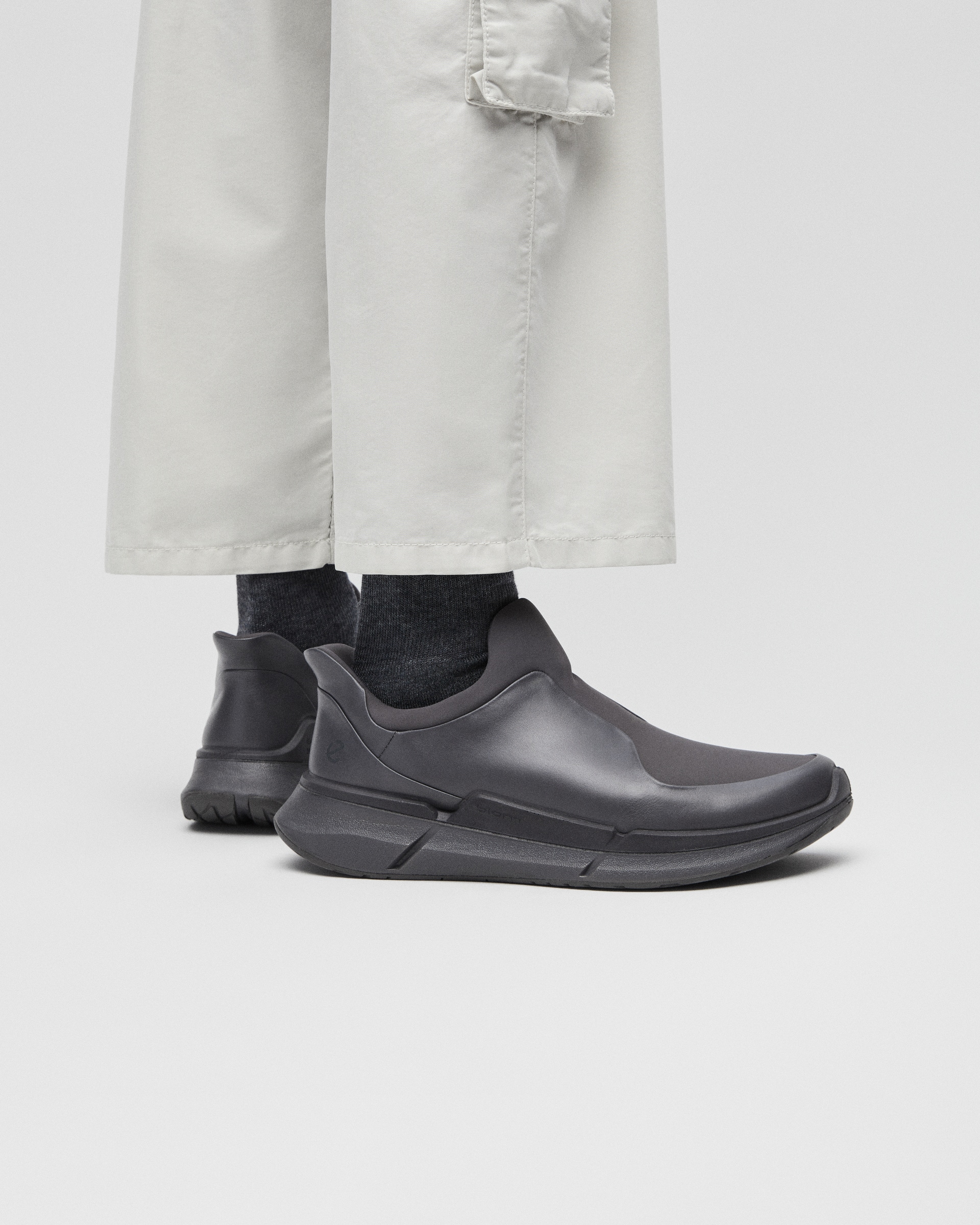ECCO BIOM 2.2 メンズ レザースリッポンスニーカー - 灰色 - Lifestyle image-1